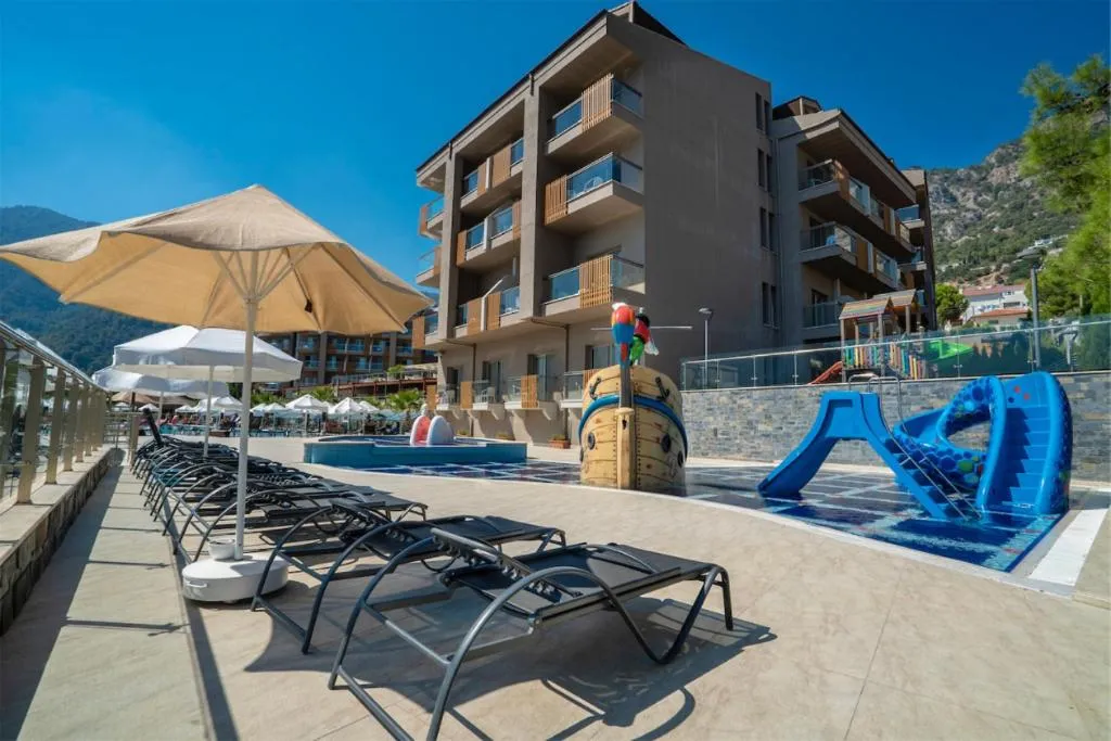 Swimming pool in Turunc Premium Hotel