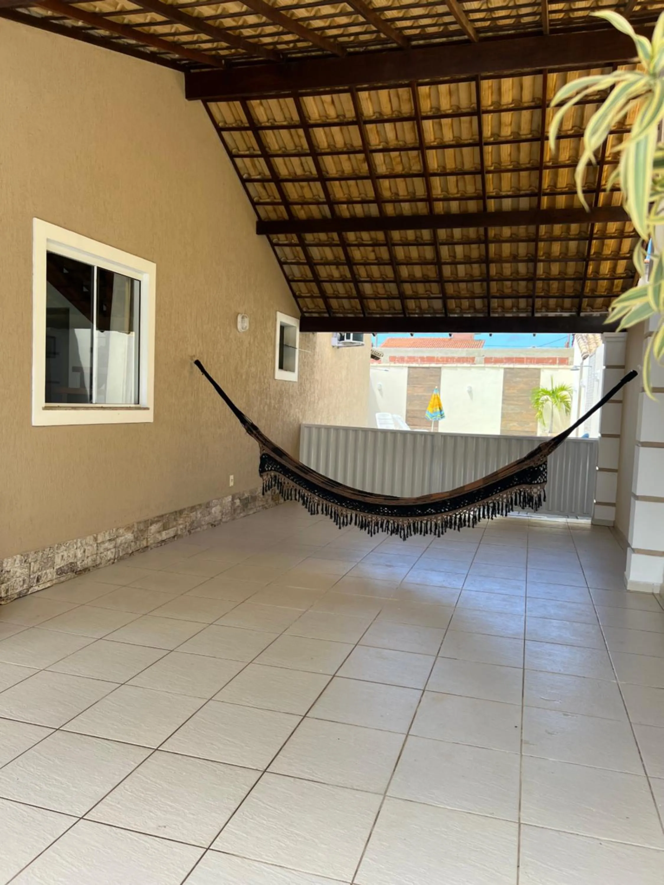 Casa com piscina, churrasqueira e ar condicionado em condomínio