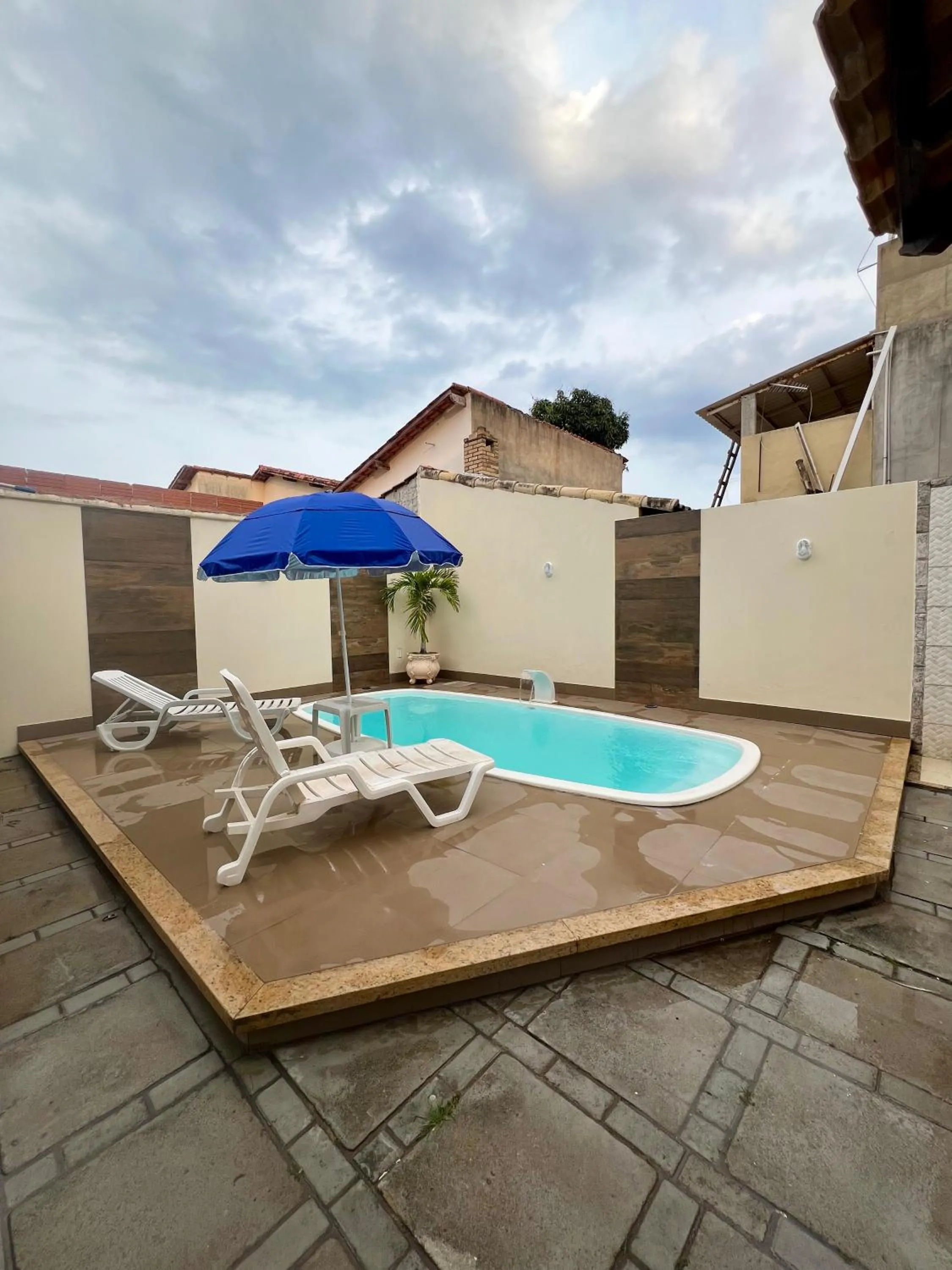 Casa com piscina, churrasqueira e ar condicionado em condomínio