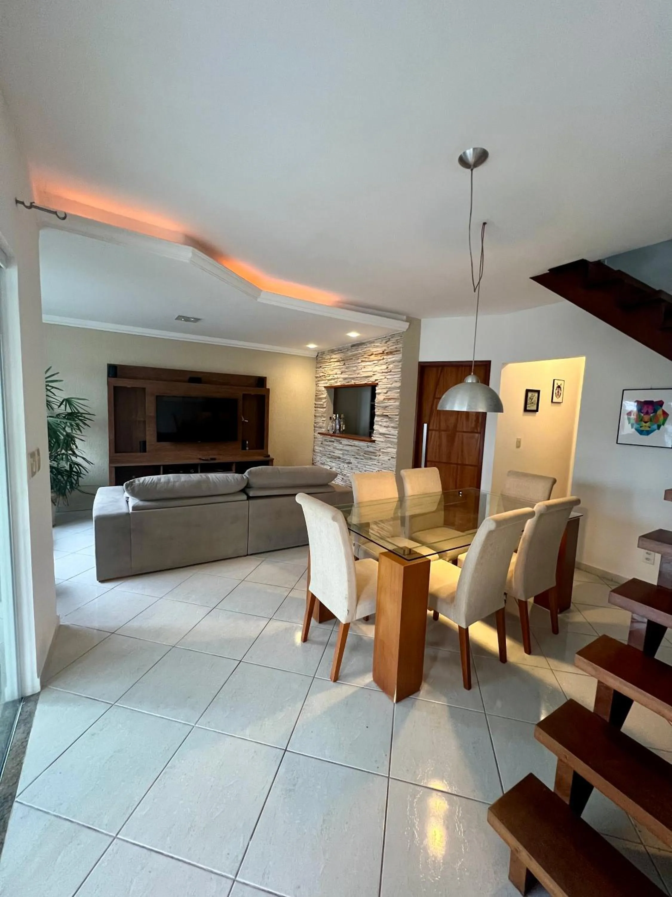 Casa com piscina, churrasqueira e ar condicionado em condomínio