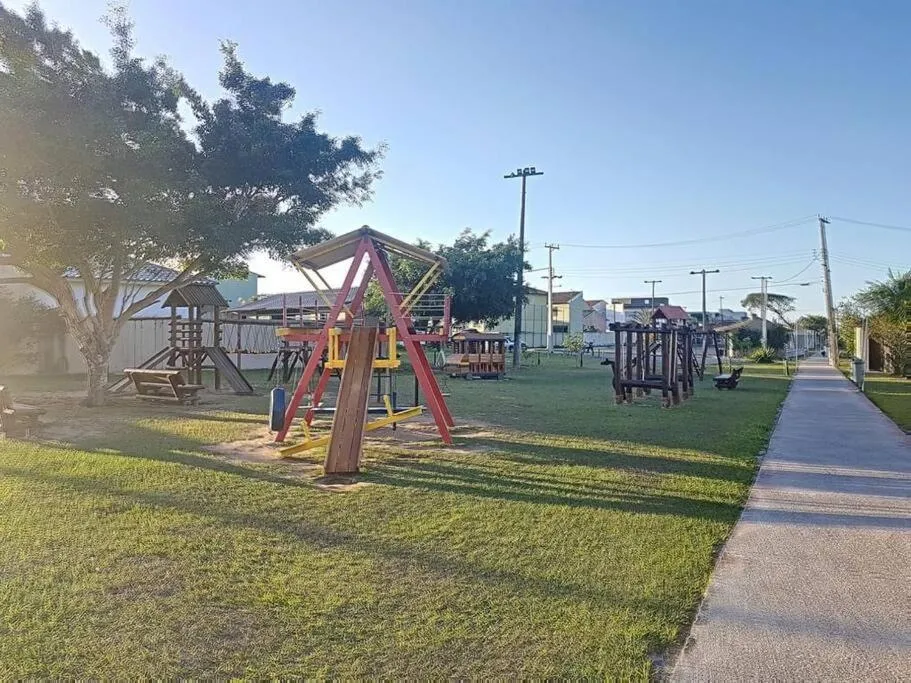 Casa com piscina, churrasqueira e ar condicionado em condomínio