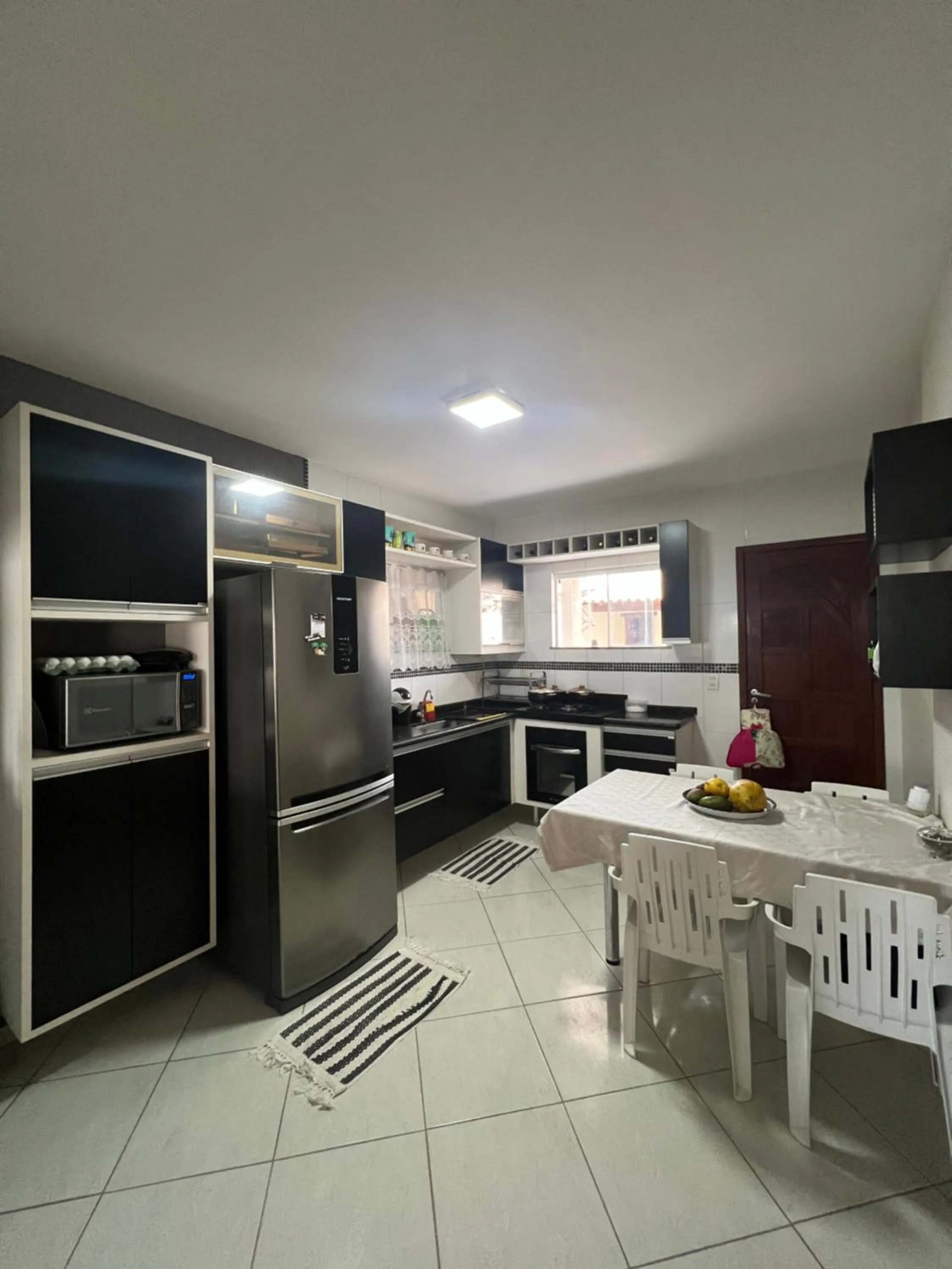 Casa com piscina, churrasqueira e ar condicionado em condomínio