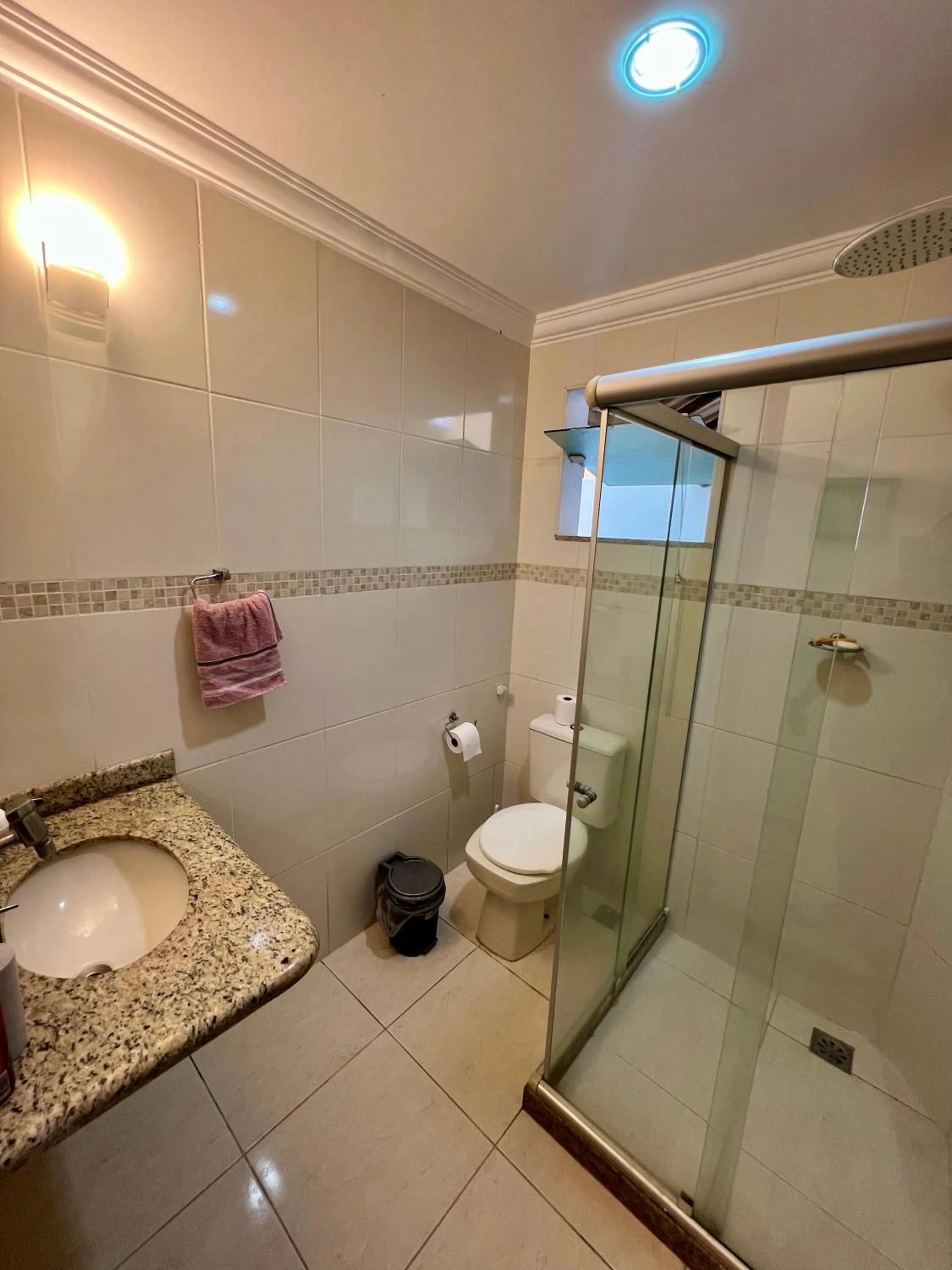 Casa com piscina, churrasqueira e ar condicionado em condomínio