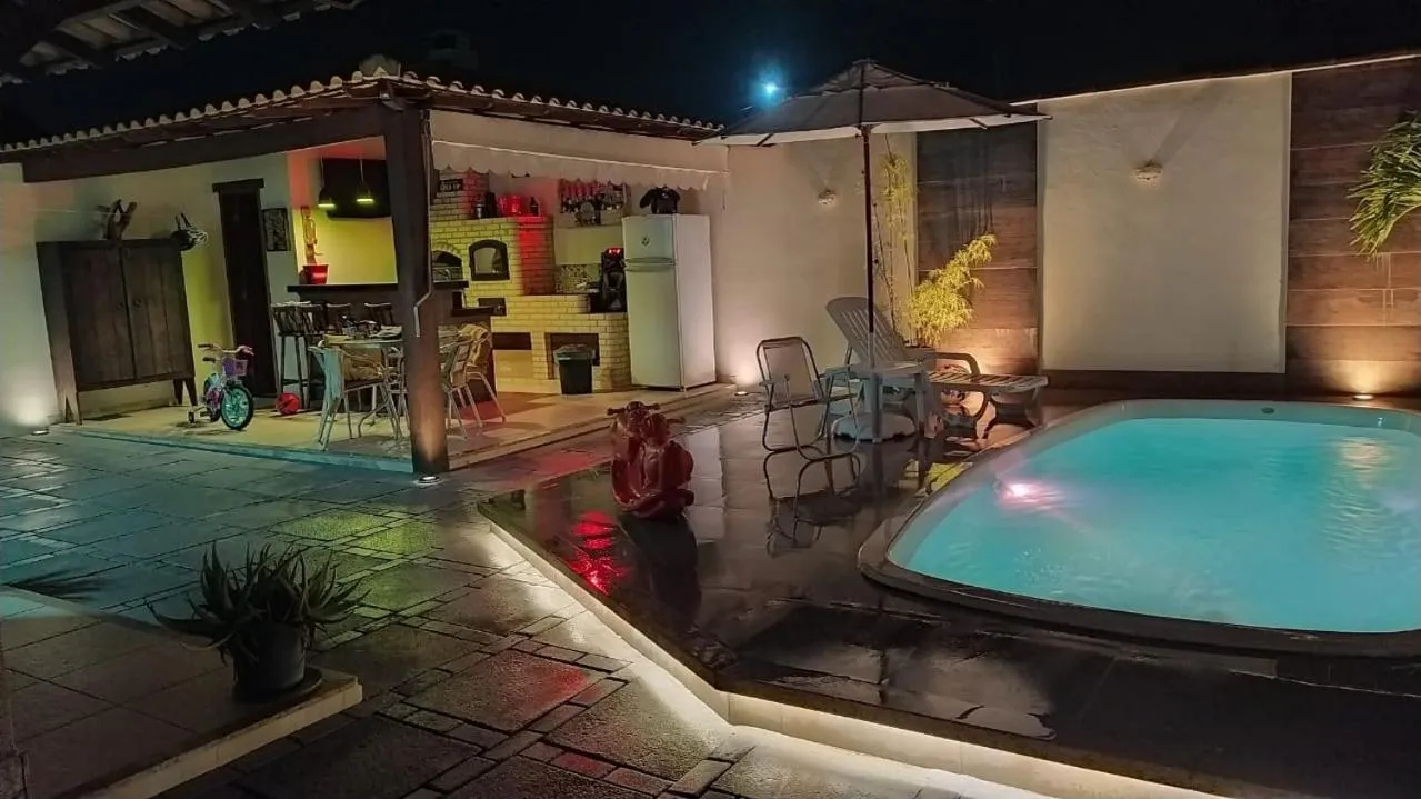 Casa com piscina, churrasqueira e ar condicionado em condomínio