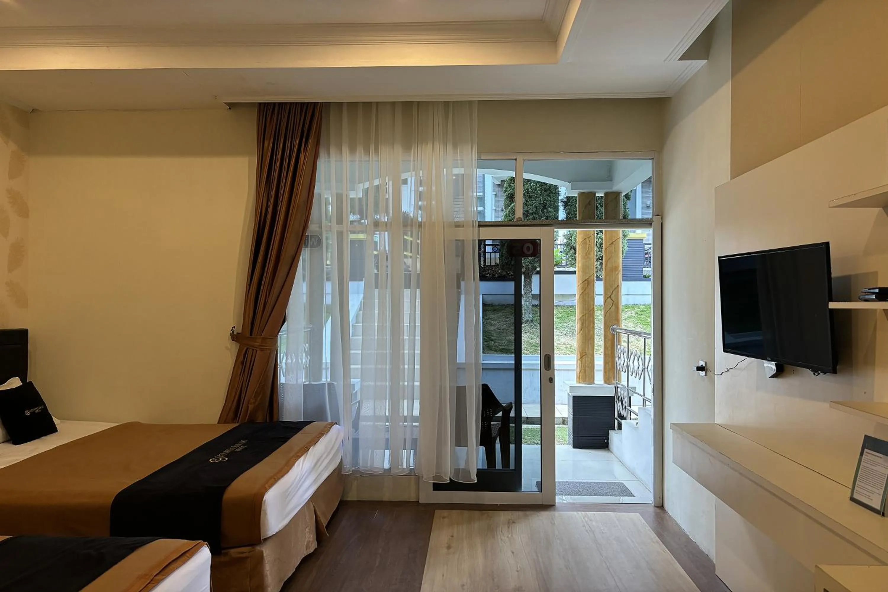 Photo of the whole room, Bed in Green Hero Darajat Hotel