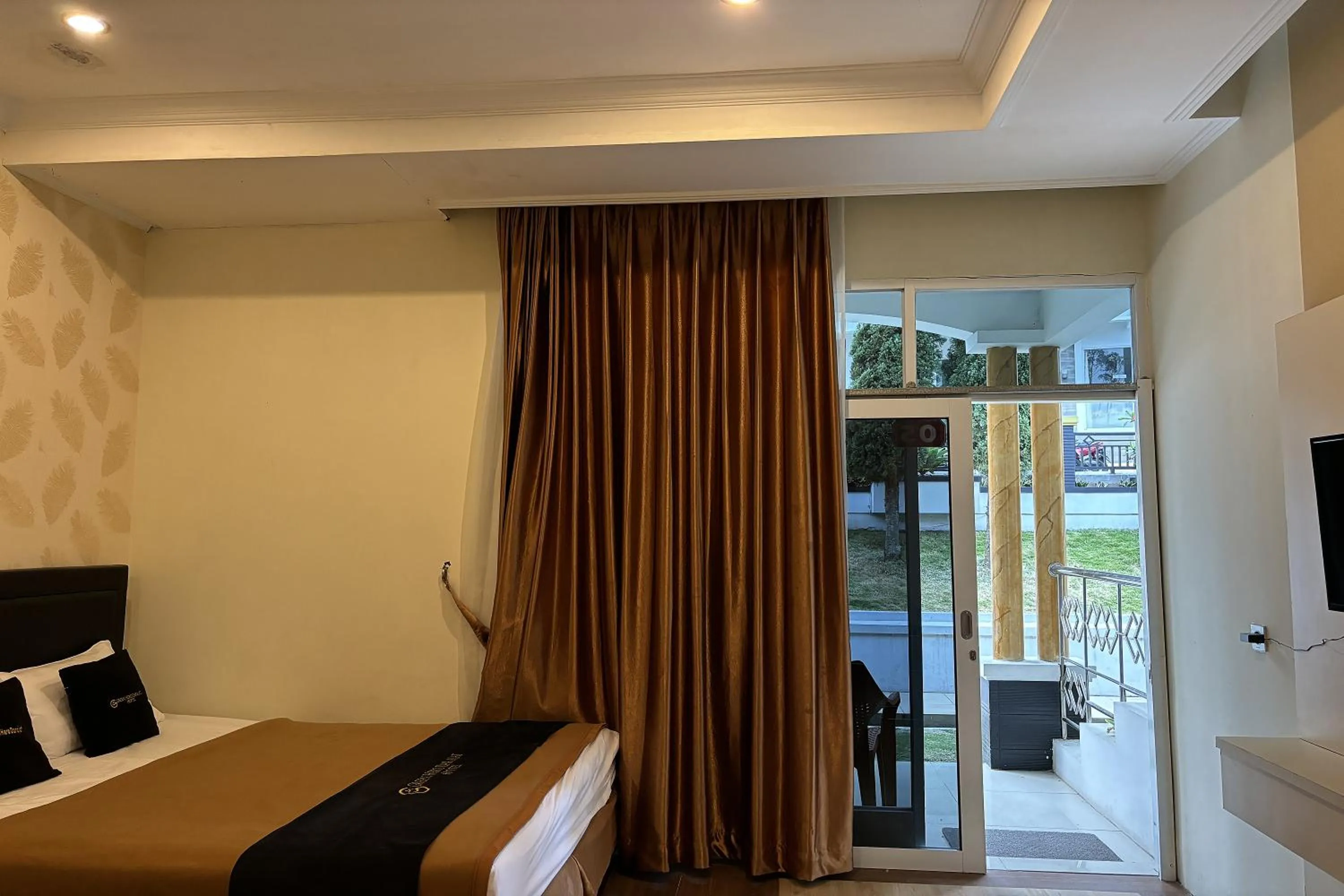 Photo of the whole room, Bed in Green Hero Darajat Hotel