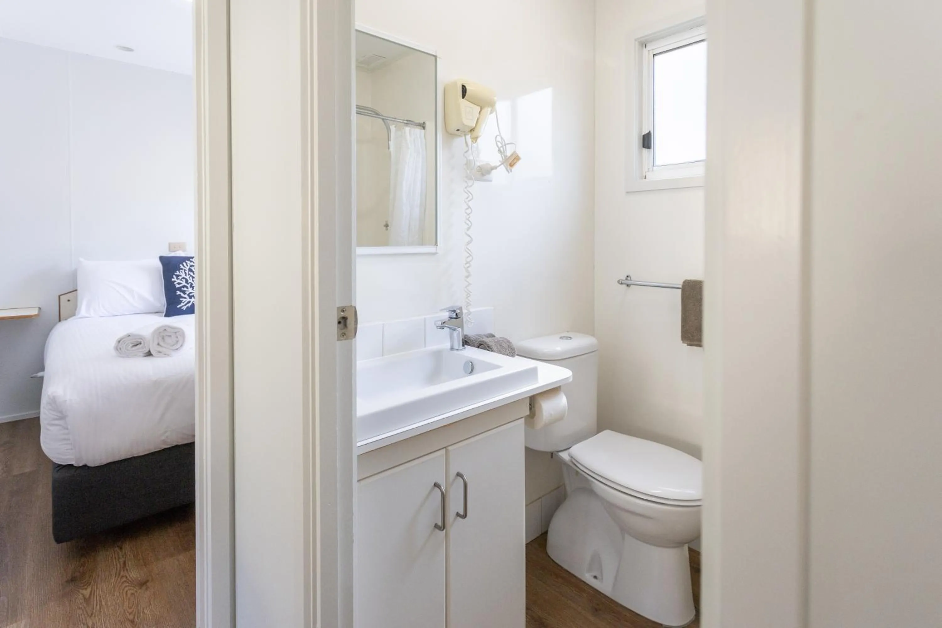 Shower, Bed in BIG4 Aireys Inlet