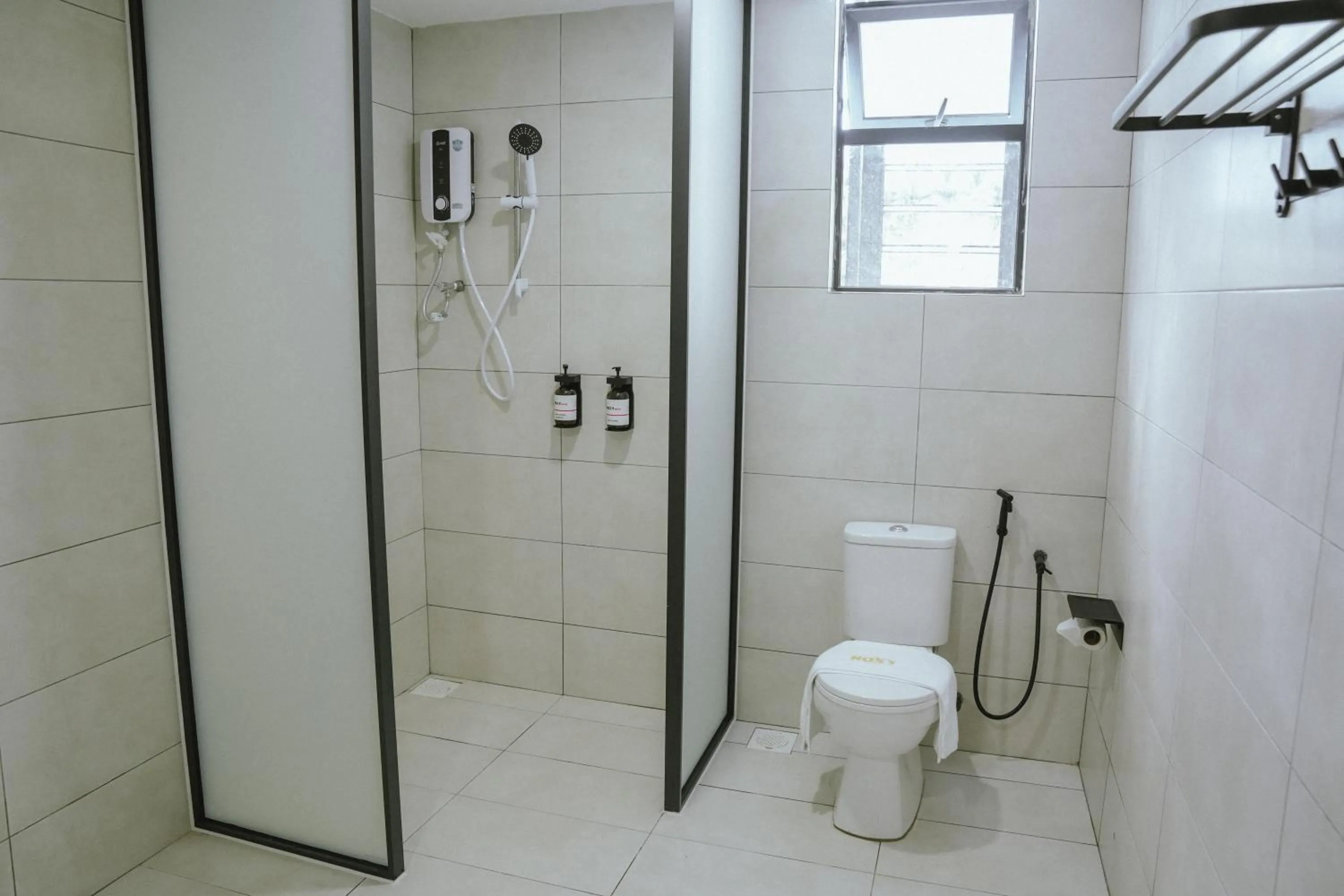 Shower in Roxy Hotel Siniawan