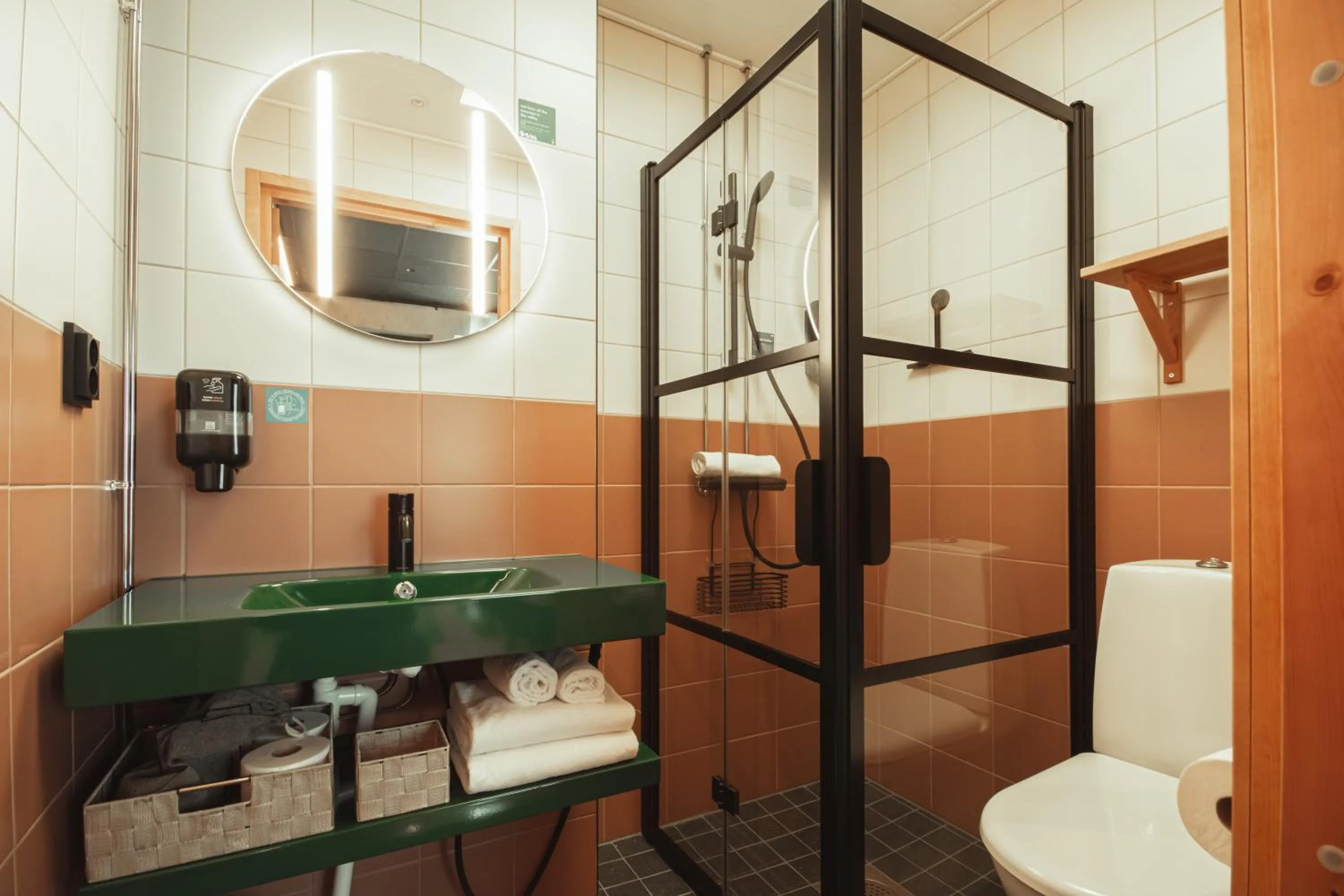 Shower in Time Hotel, Time To Stay art & boutique