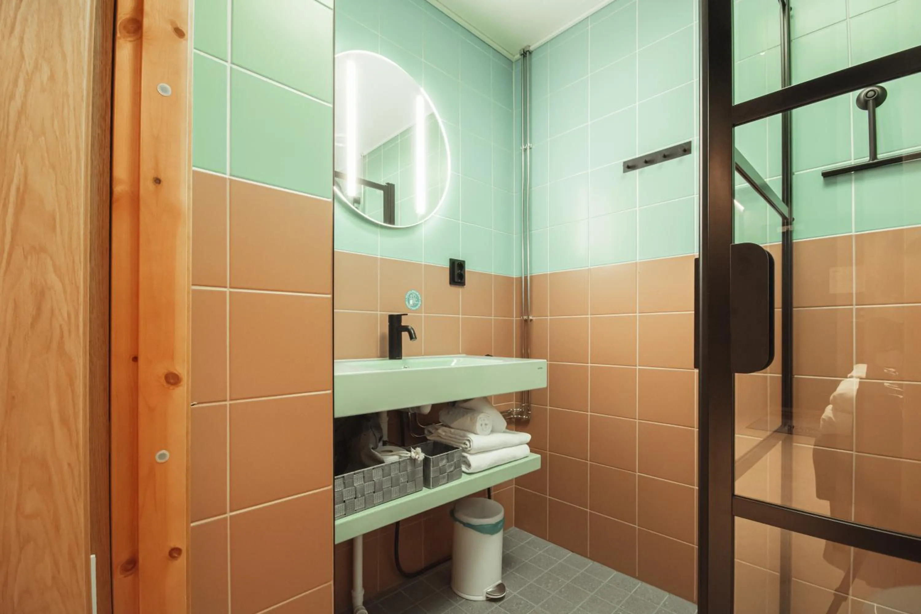 Shower in Time Hotel, Time To Stay art & boutique
