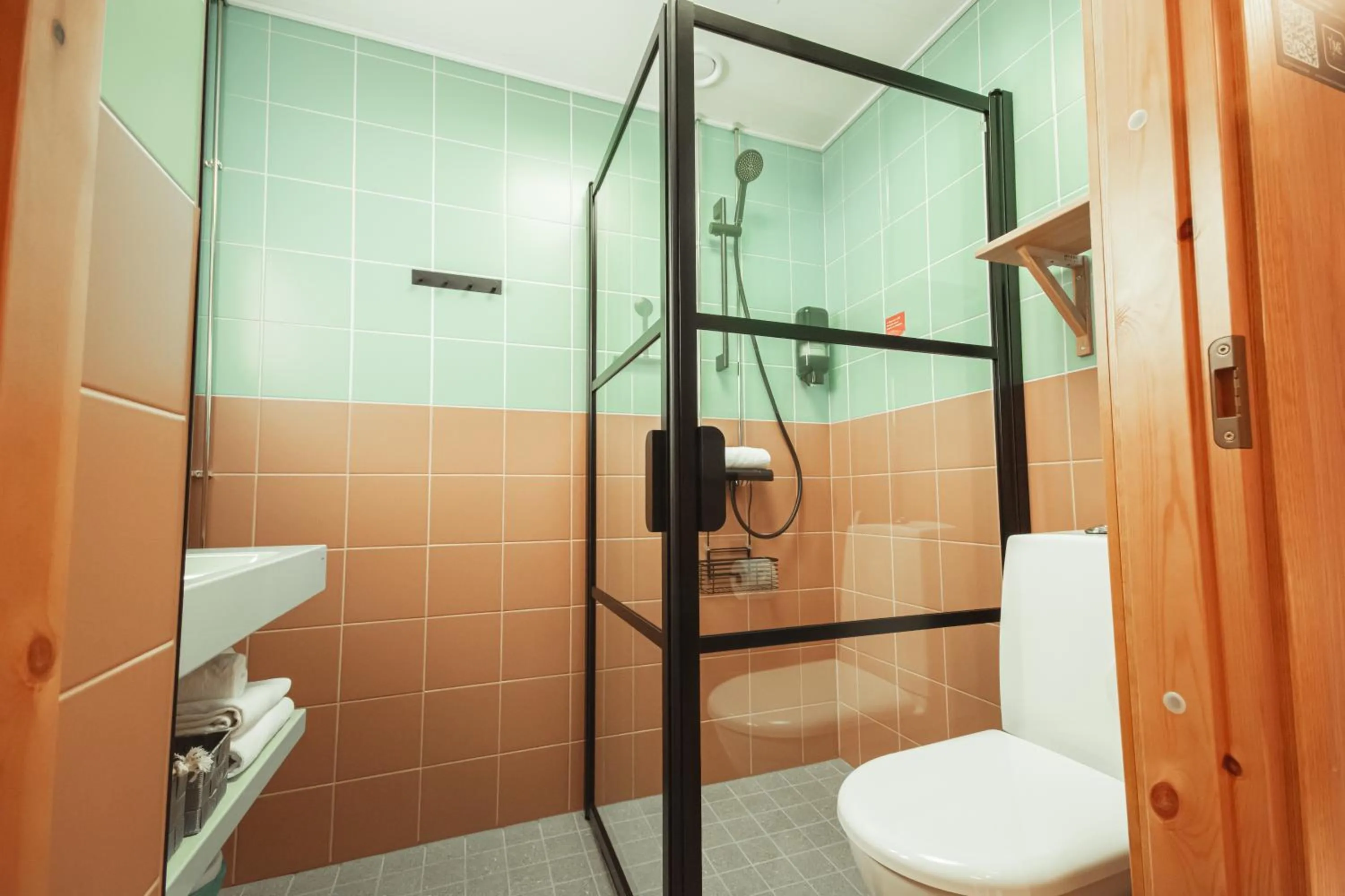 Shower in Time Hotel, Time To Stay art & boutique
