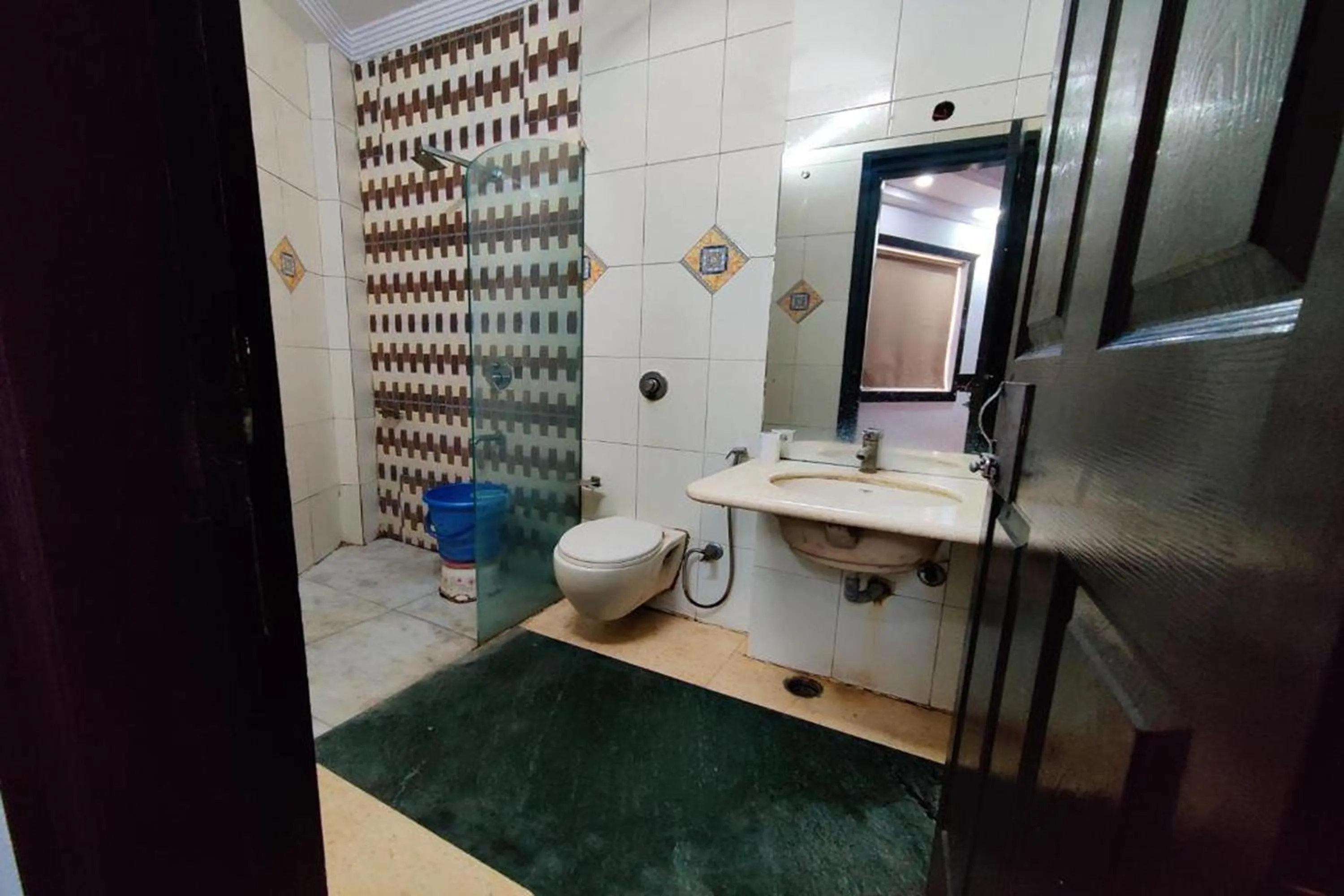 Shower in Hotel Asko International