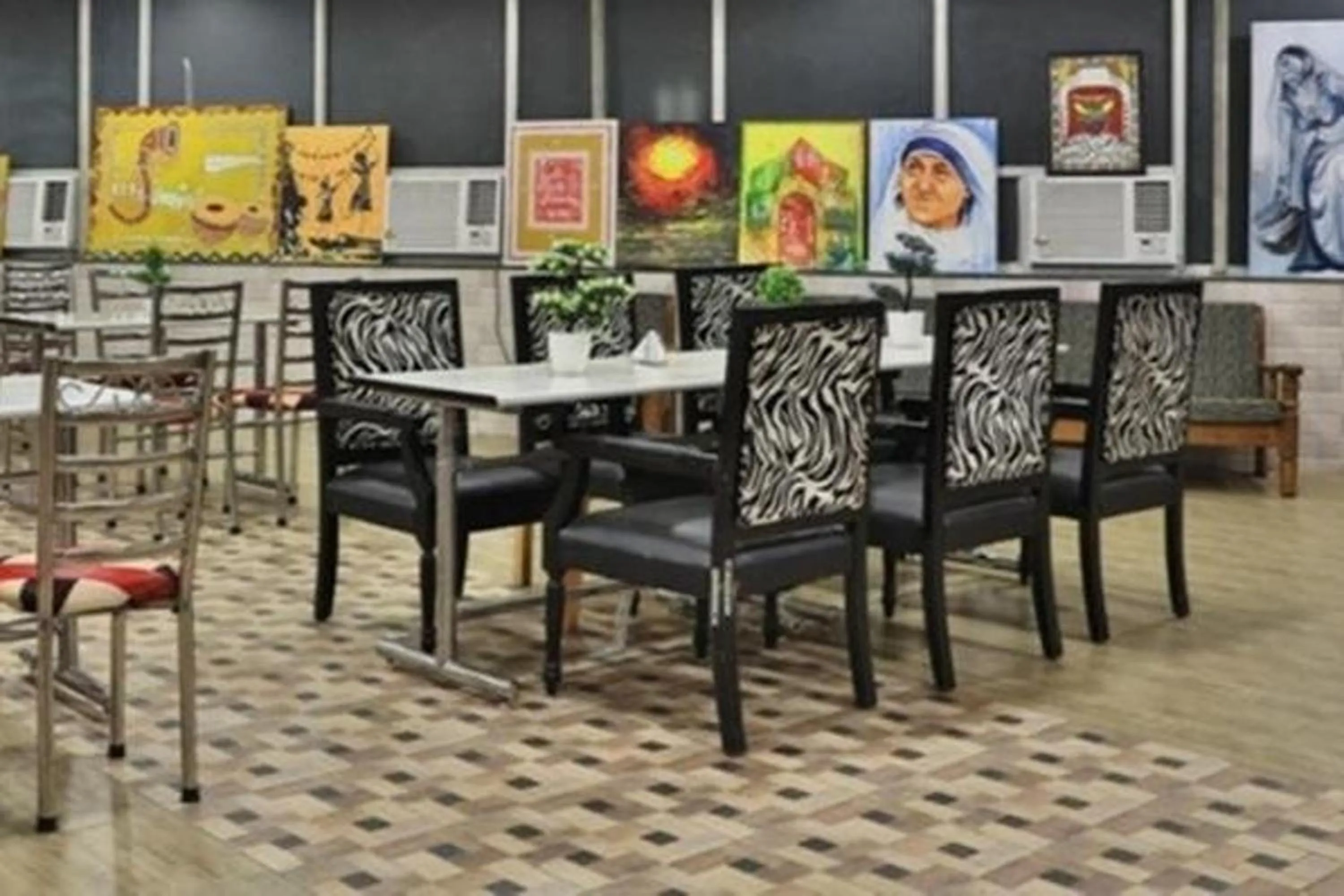 Restaurant/places to eat in Hotel Asko International