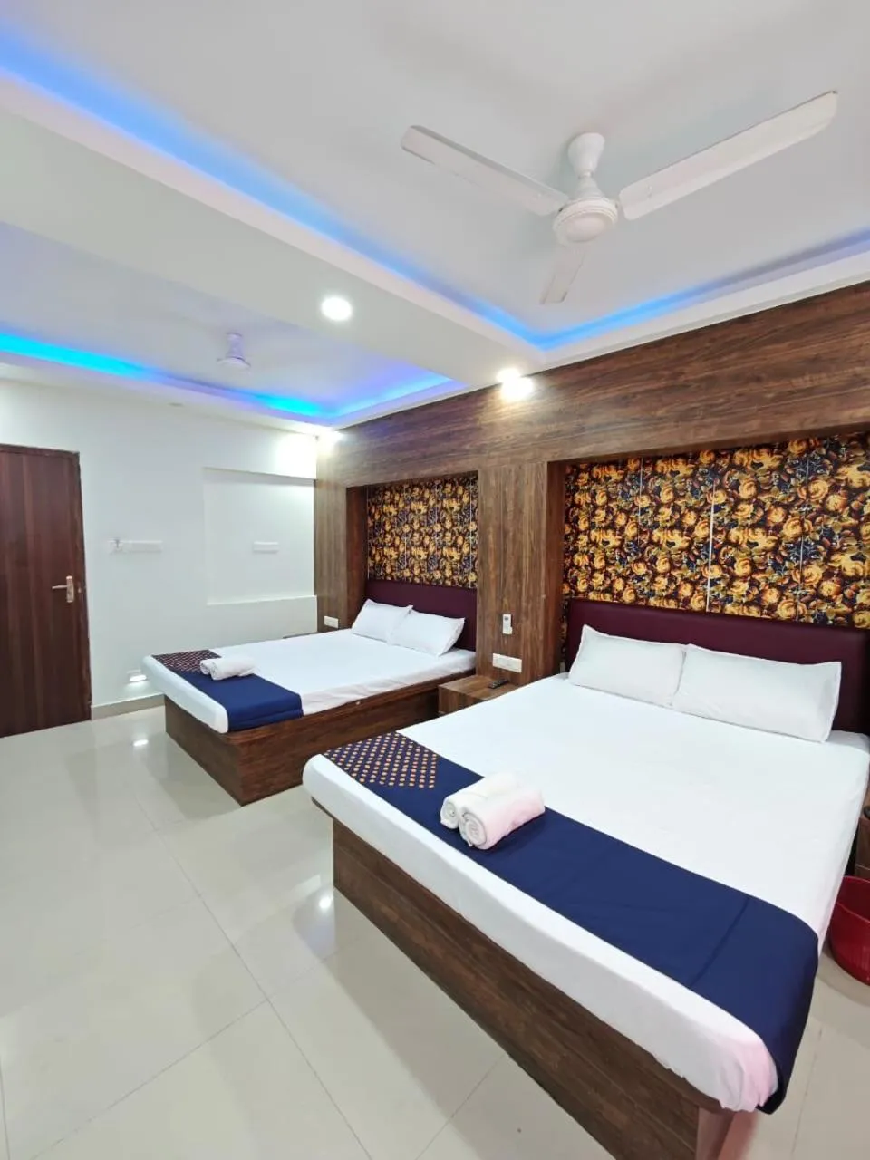 Bedroom, Bed in NH Regency