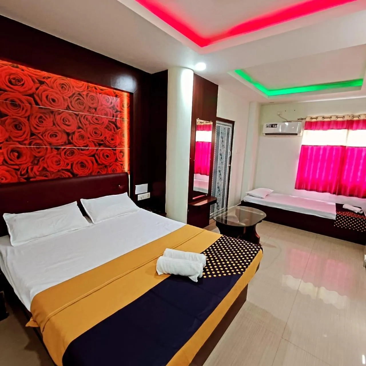 Bedroom, Bed in NH Regency