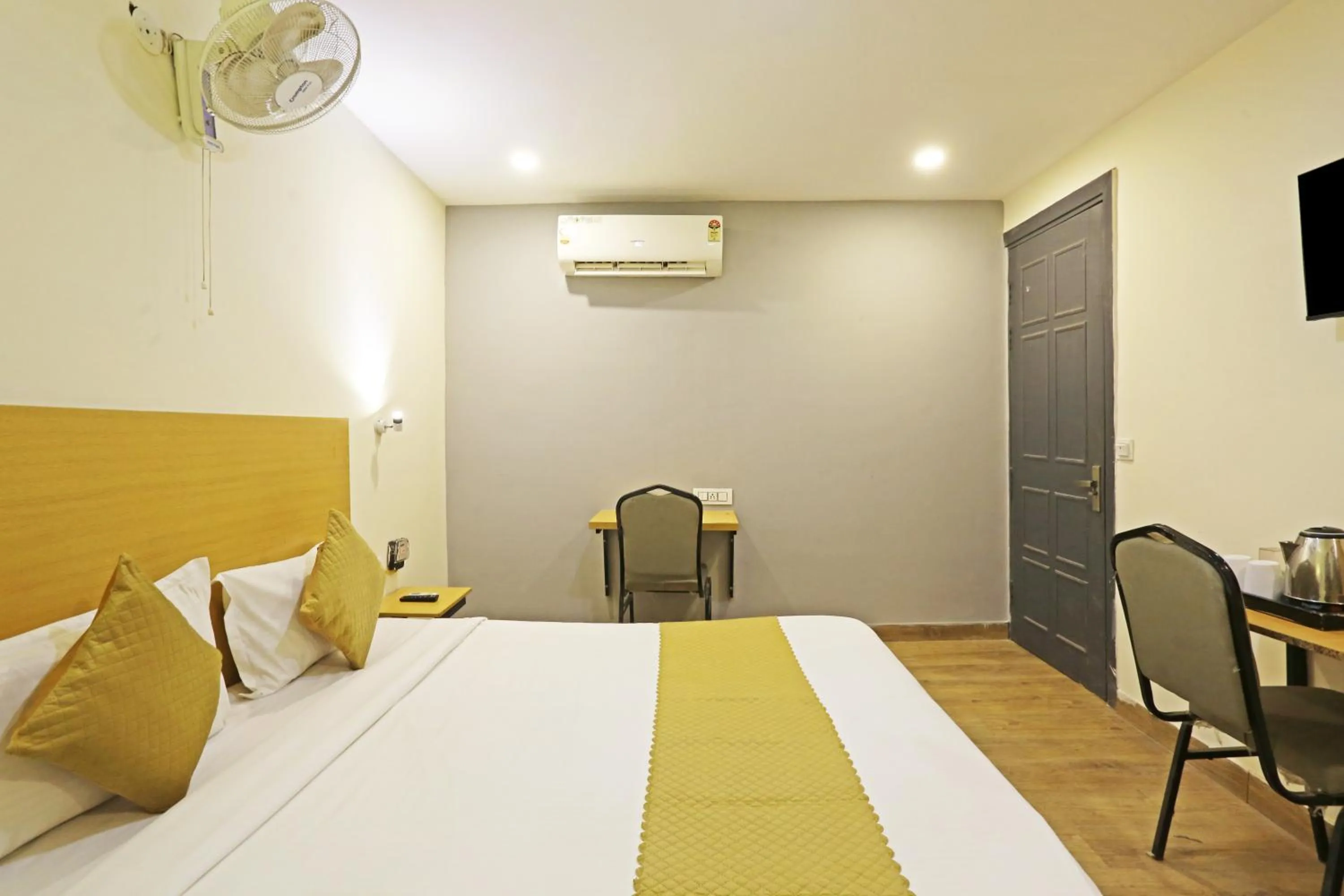 Bed in Hotel Twamev residency Uttam Nagar couple friendly