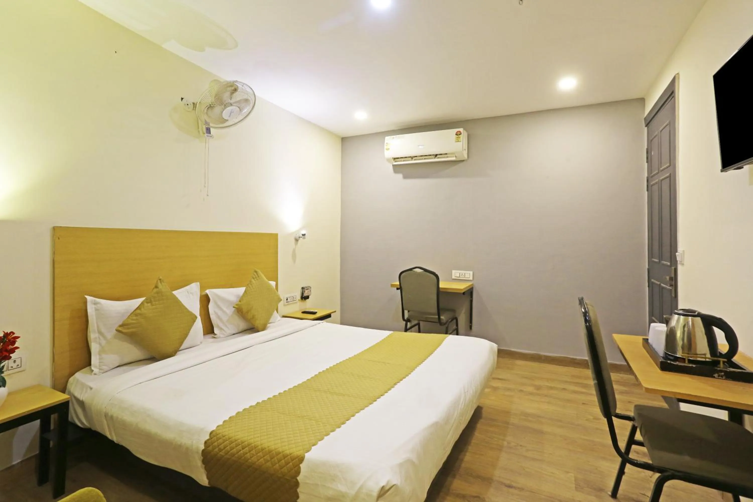 Communal lounge/ TV room, Bed in Hotel Twamev residency Uttam Nagar couple friendly