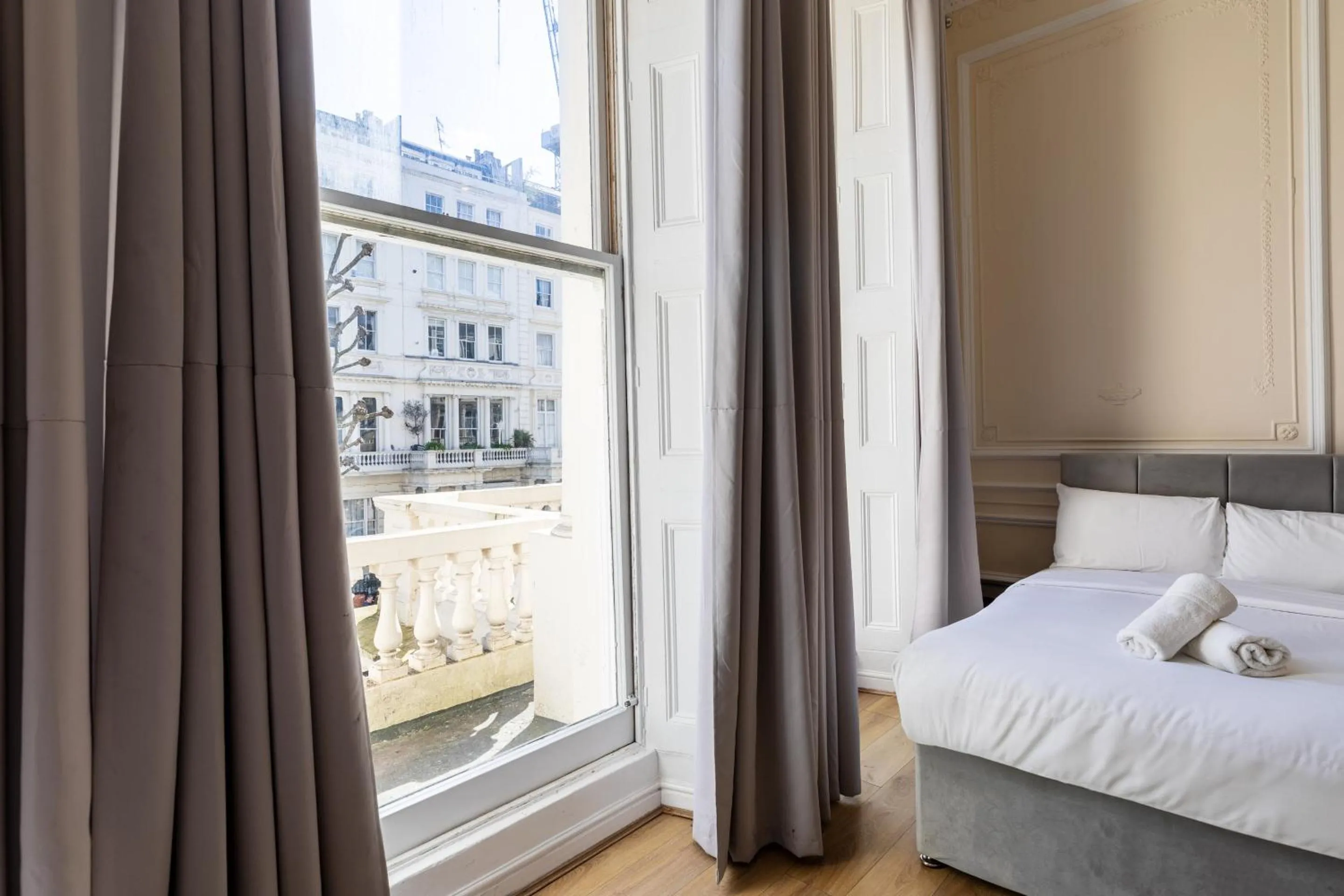 Bedroom, Bed in The Chapter - Hyde Park Hotel