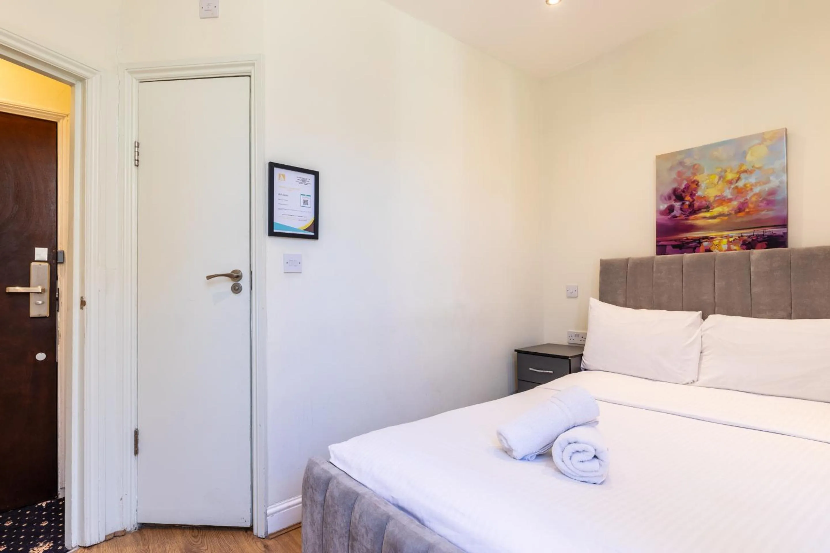 Bedroom, Bed in The Chapter - Hyde Park Hotel