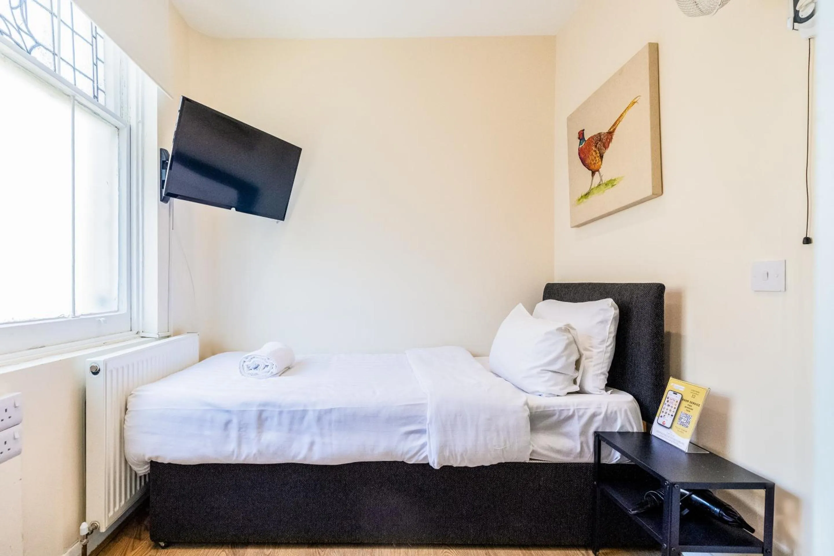 Bedroom, Bed in The Chapter - Hyde Park Hotel