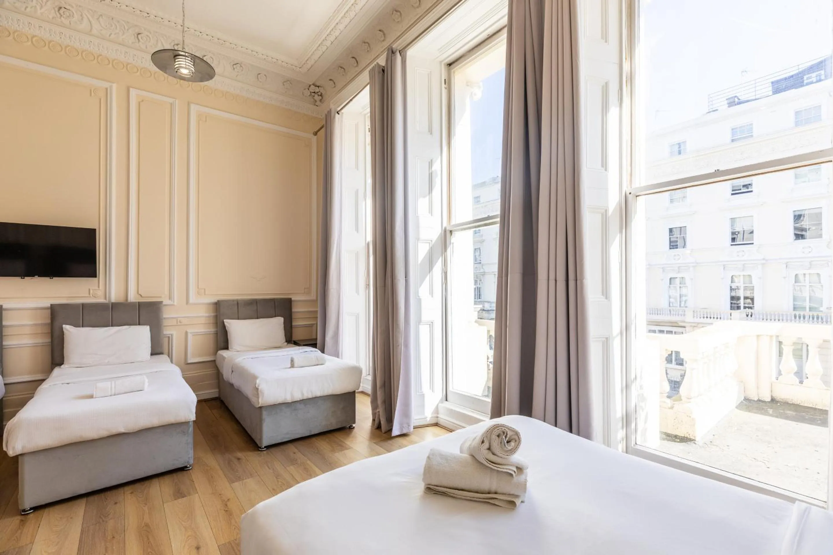 Bedroom, Bed in The Chapter - Hyde Park Hotel