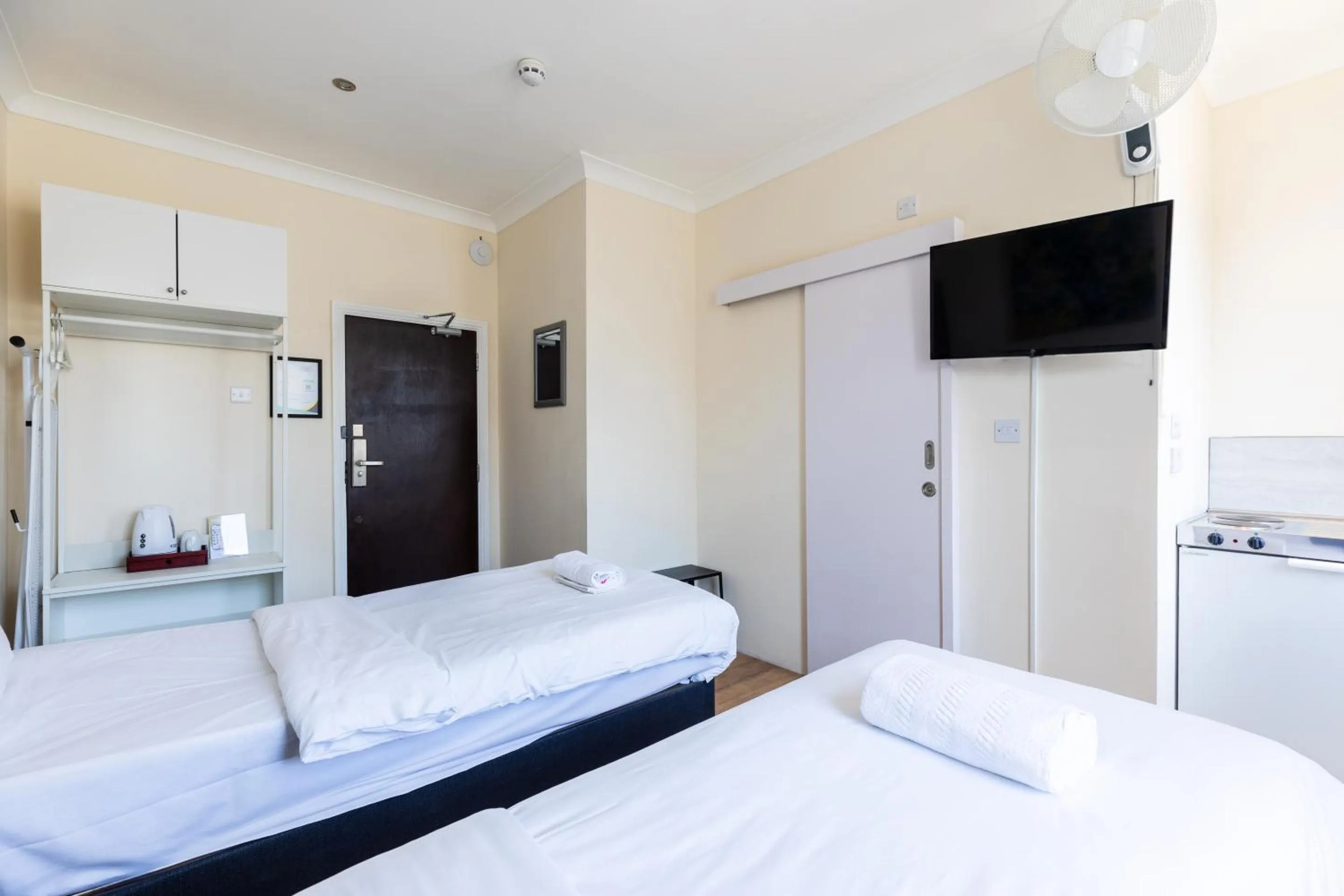 Bedroom, Bed in The Chapter - Hyde Park Hotel