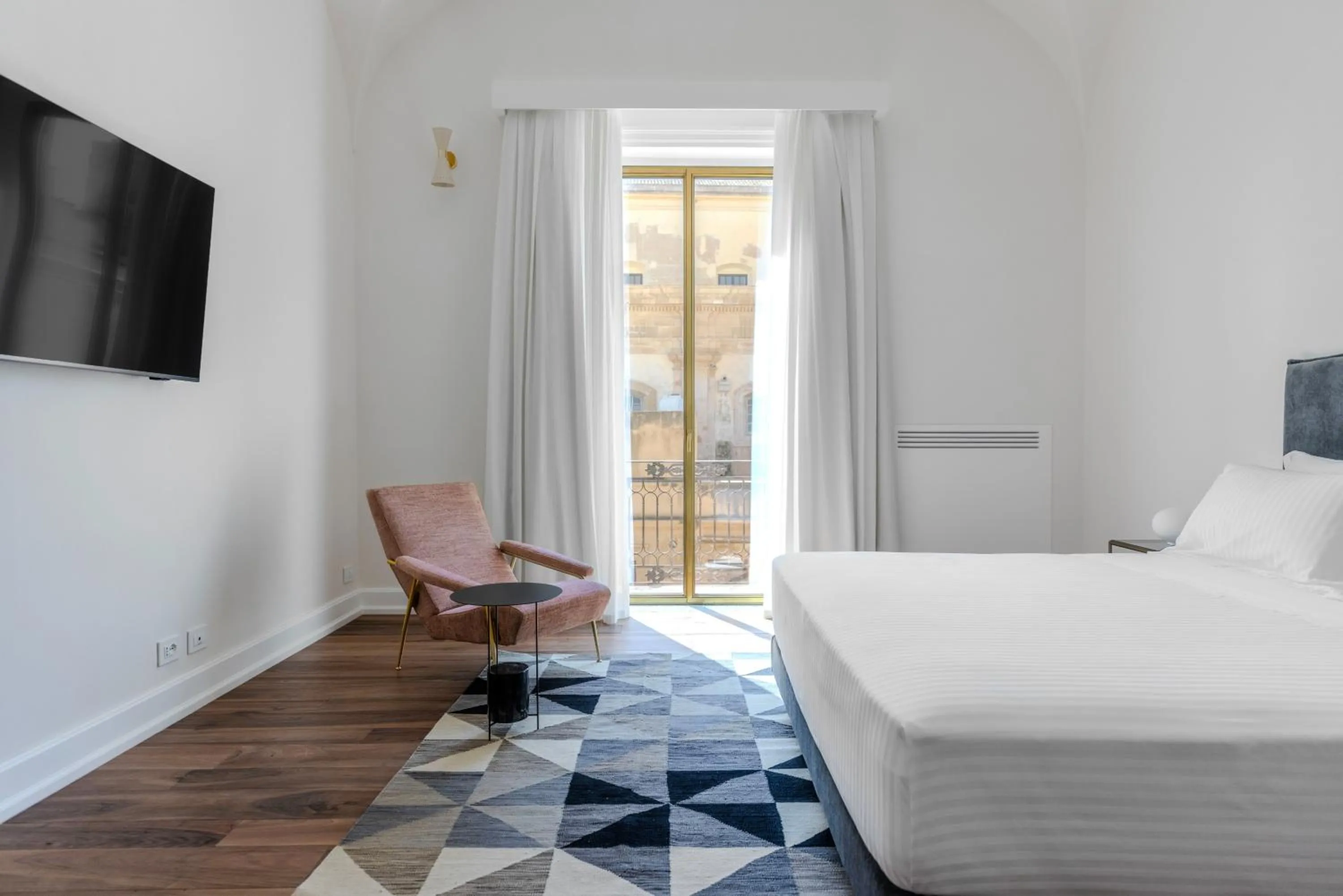 Photo of the whole room, Bed in Dome Hotel