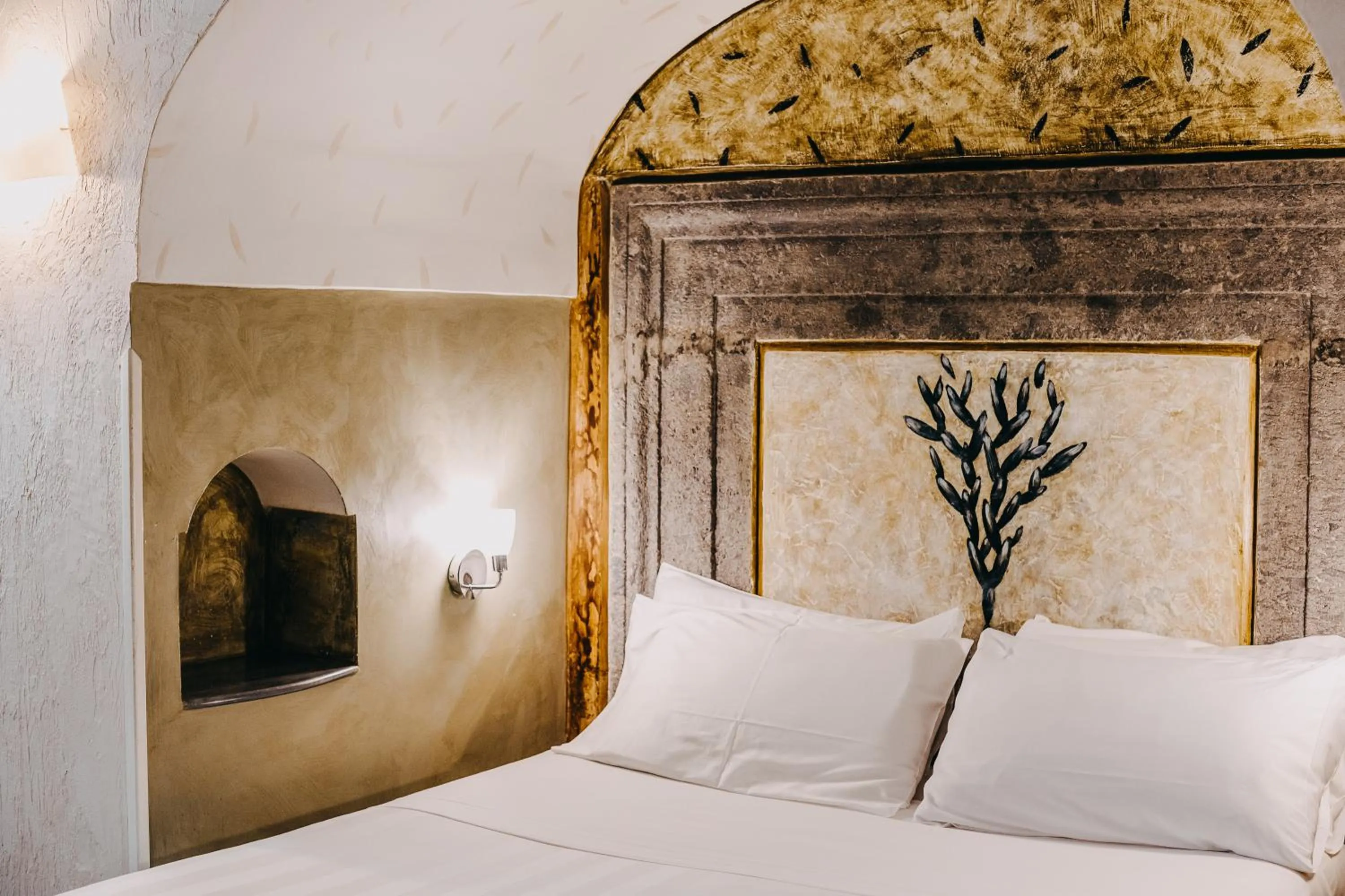 Decorative detail, Bed in Costantinopoli 104