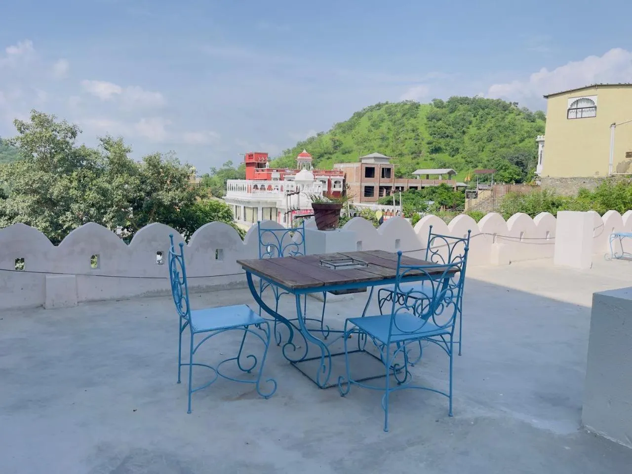 Restaurant/places to eat in Rajwadi Palace