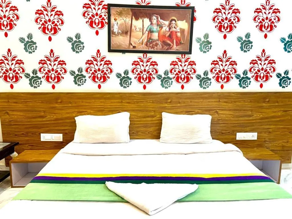 Bed in Rajwadi Palace