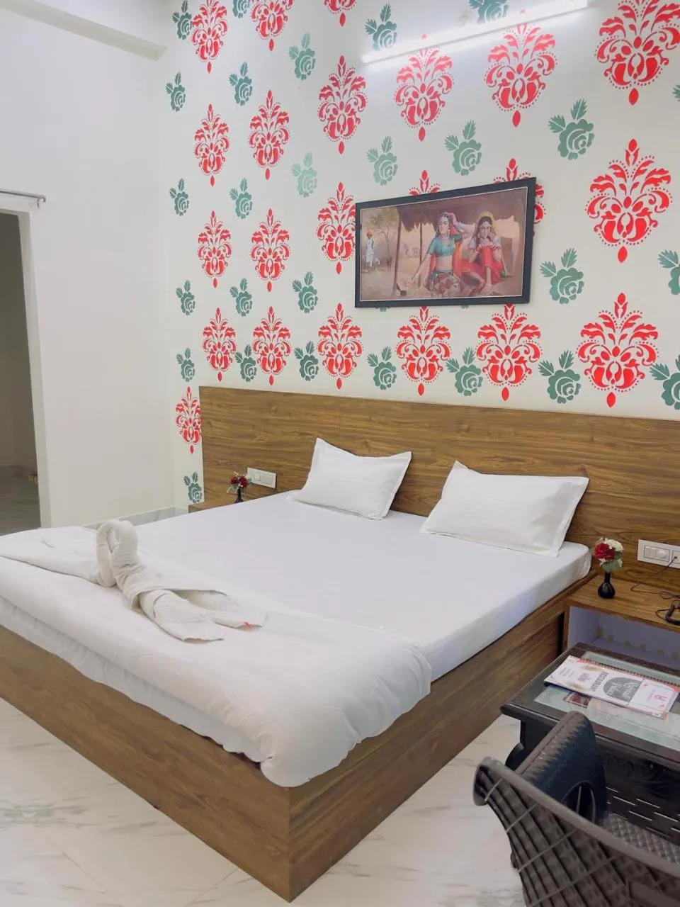 Bed in Rajwadi Palace