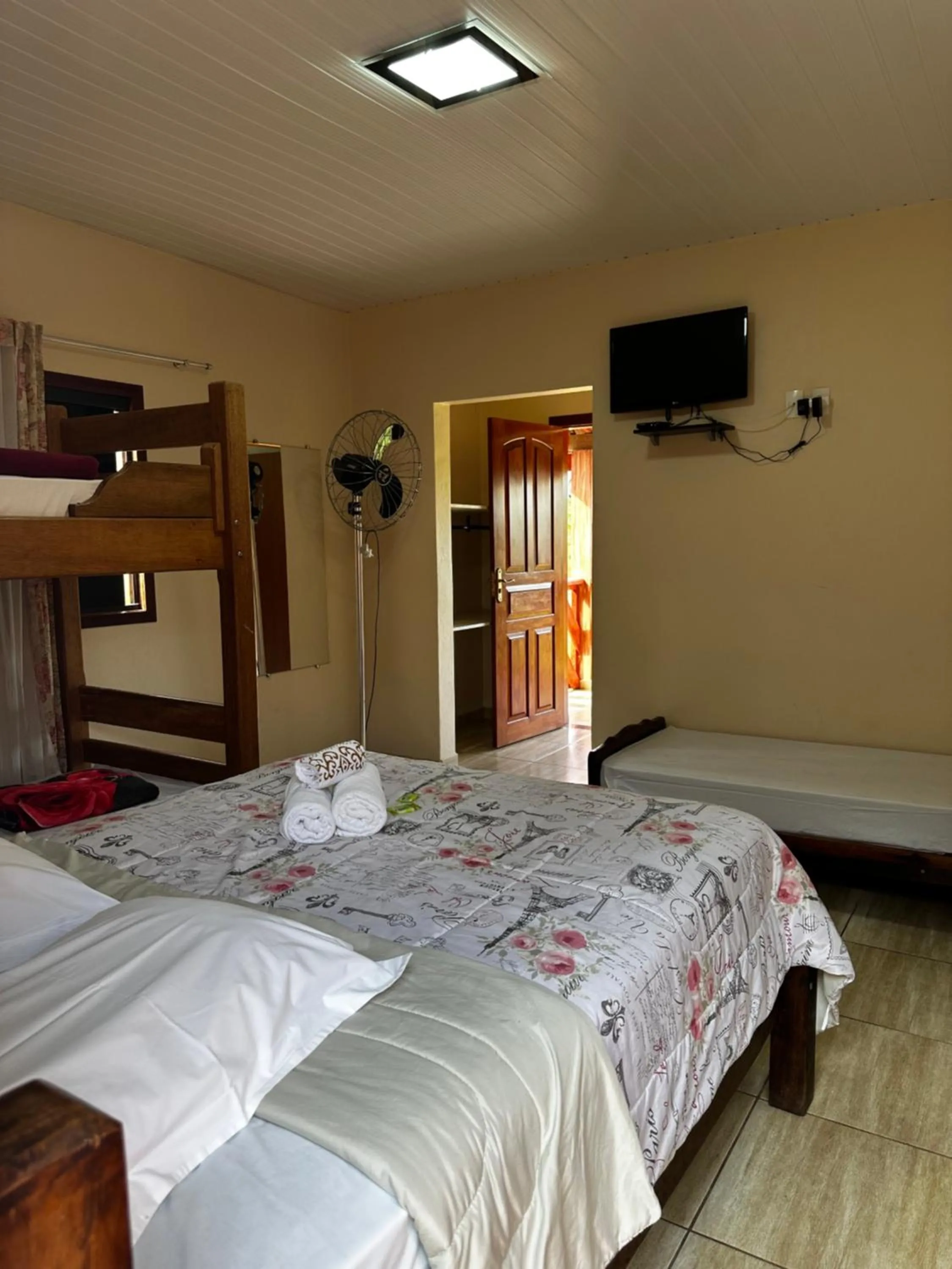 TV and multimedia, Bed in Pousada Natalino Broleze