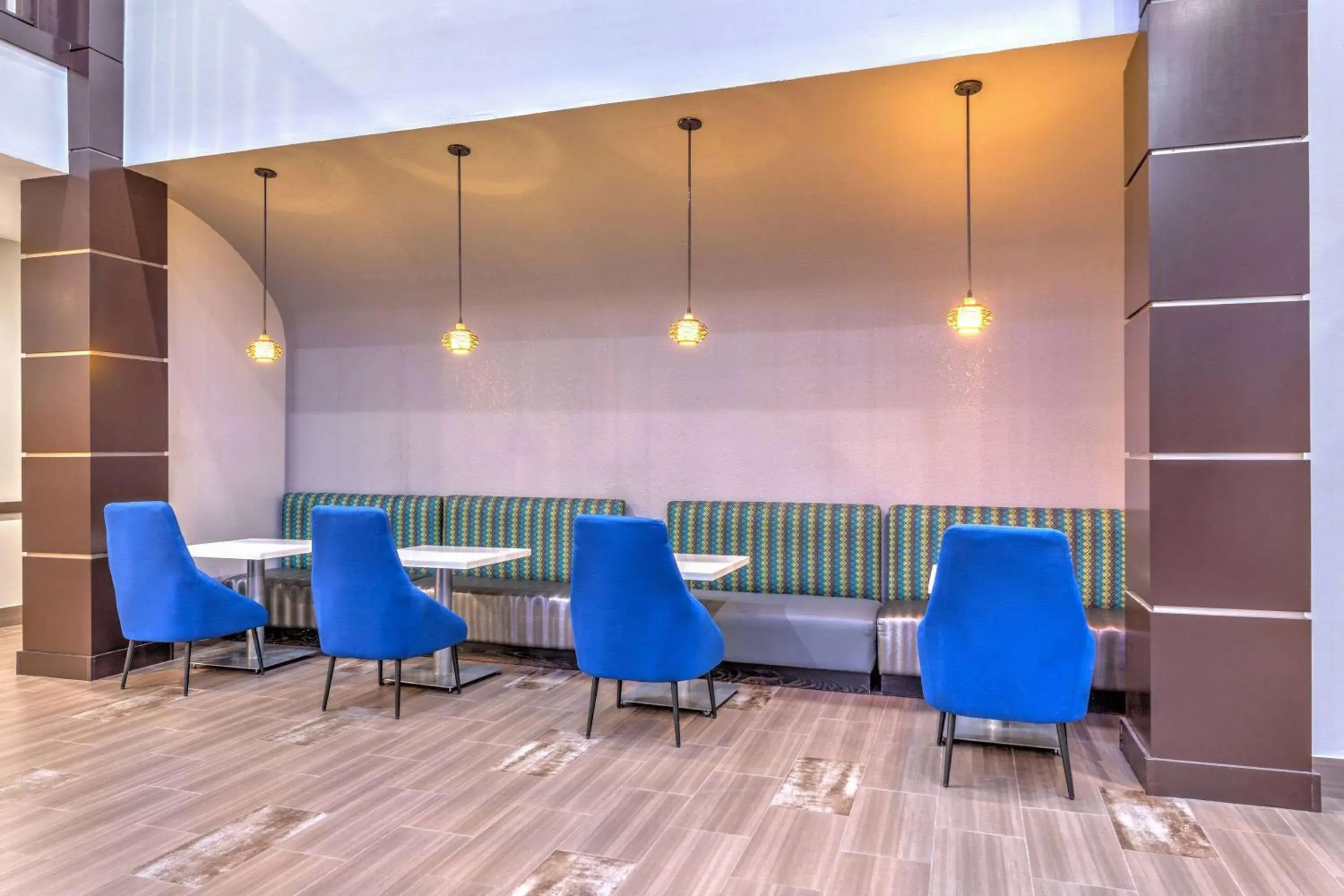 Lobby or reception in La Quinta by Wyndham Tyler - University Area Lobby or reception in La Quinta by Wyndham Tyler - University Area