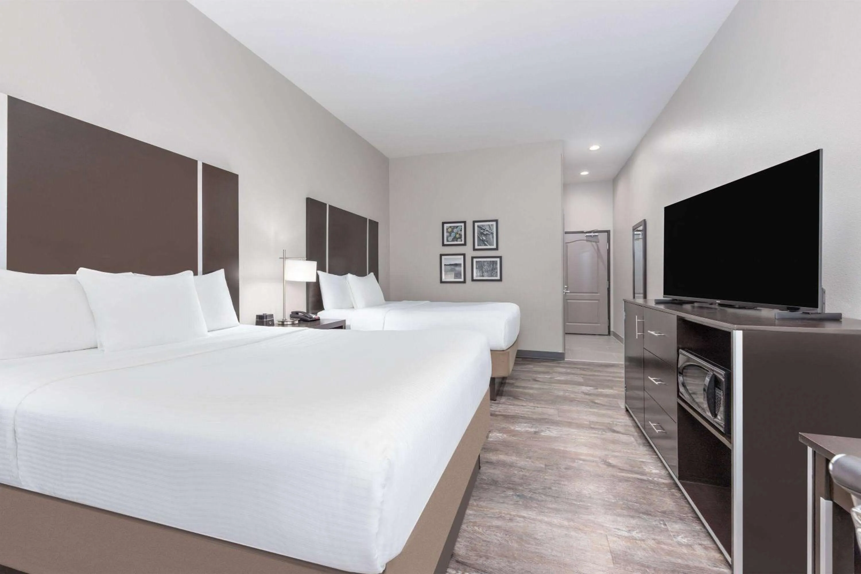 Photo of the whole room, Bed in La Quinta by Wyndham Tyler - University Area