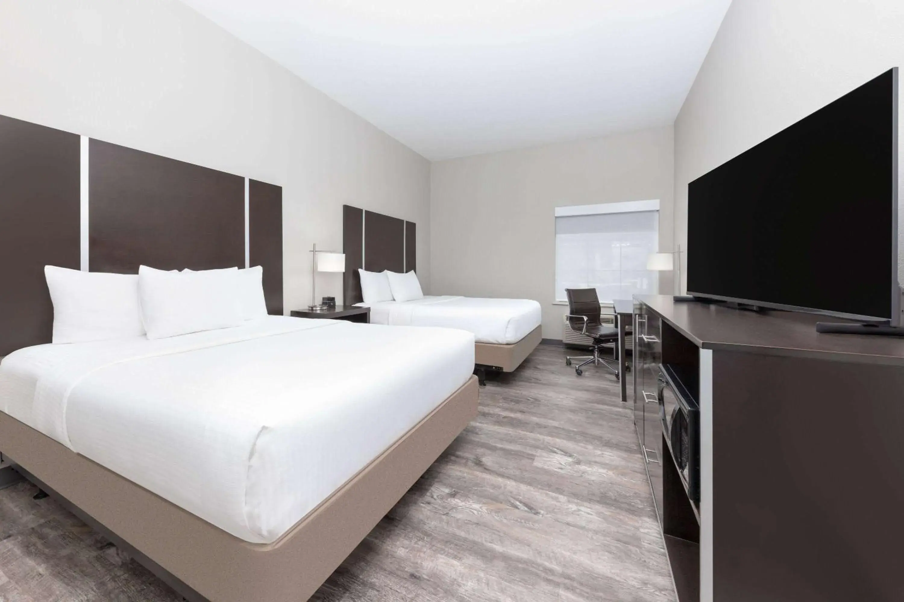 Photo of the whole room, Bed in La Quinta by Wyndham Tyler - University Area Photo of the whole room, Bed in La Quinta by Wyndham Tyler - University Area