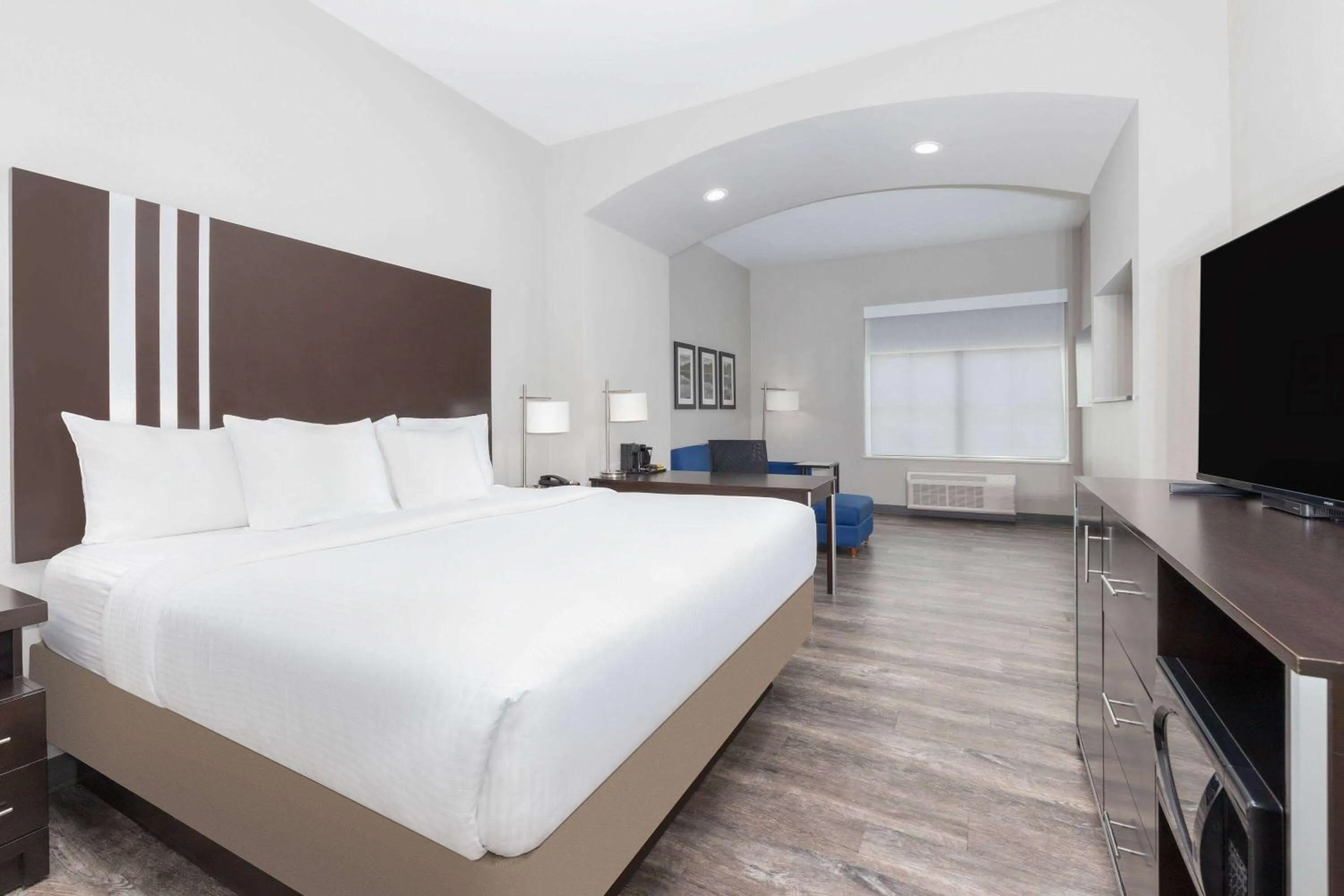 Photo of the whole room, Bed in La Quinta by Wyndham Tyler - University Area