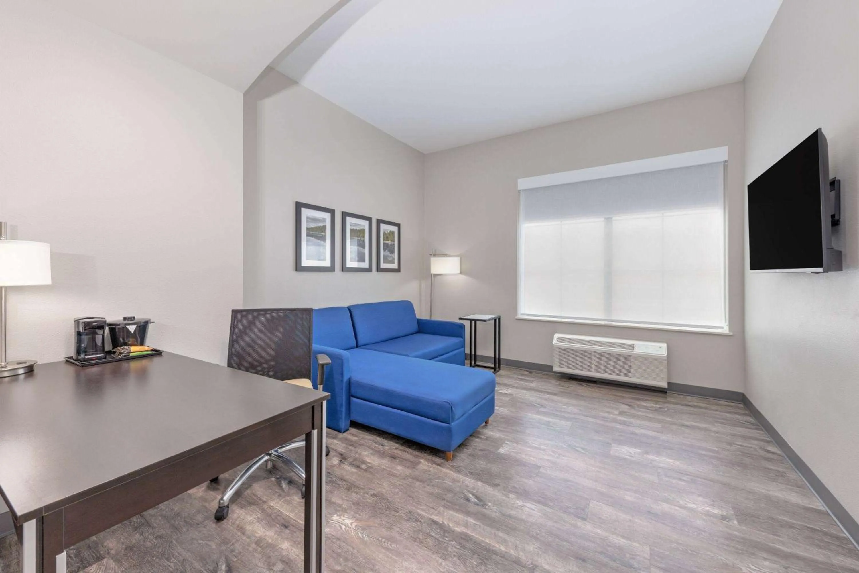 Photo of the whole room in La Quinta by Wyndham Tyler - University Area