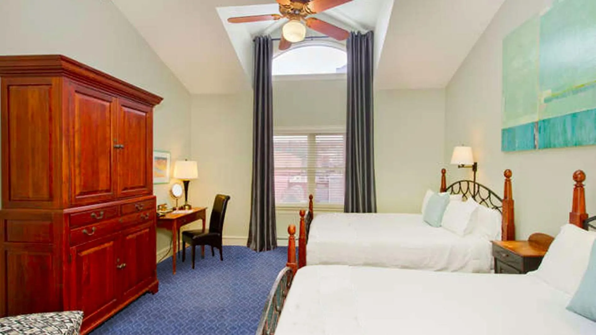 Bed in The Bradley Boulder Inn