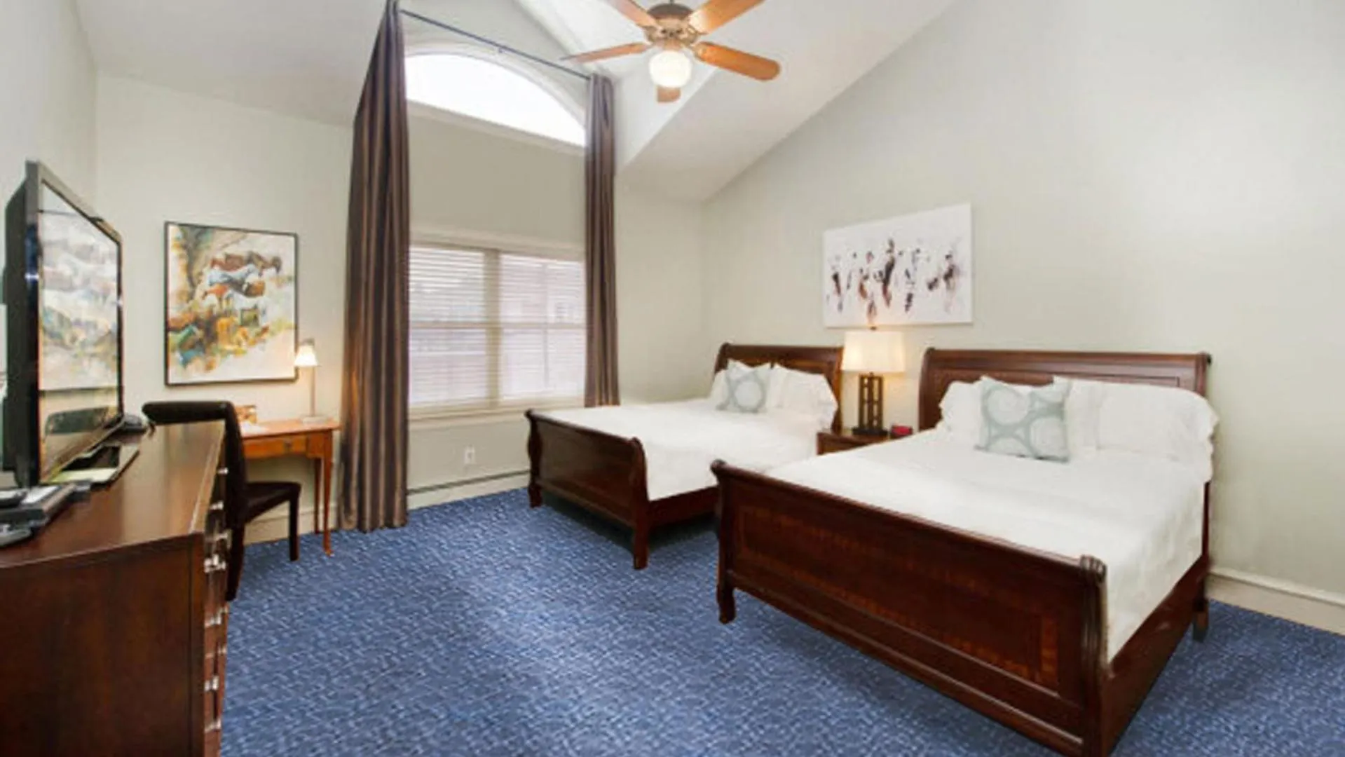 Bed in The Bradley Boulder Inn