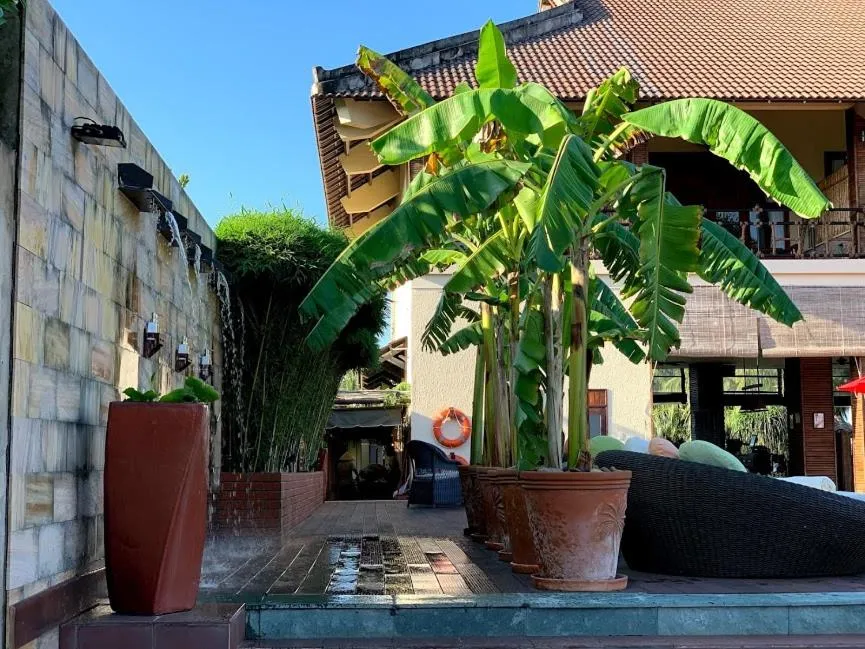 Swimming pool in The Island Lodge