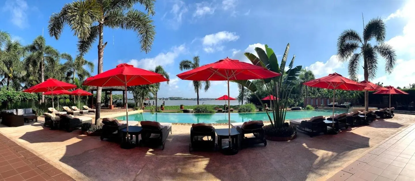 Property building in The Island Lodge