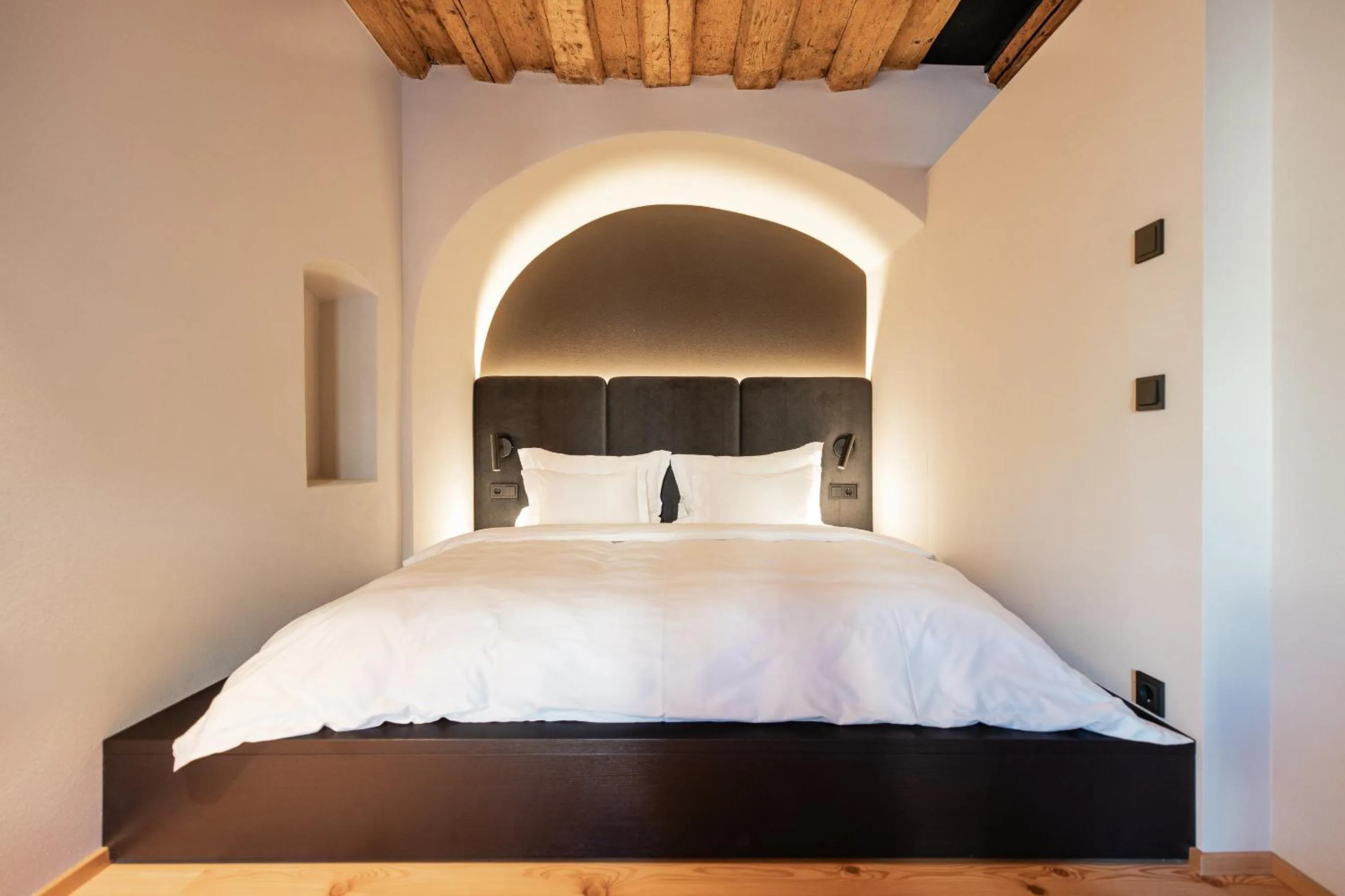 Bed in Schwarzer Adler - Concept Living
