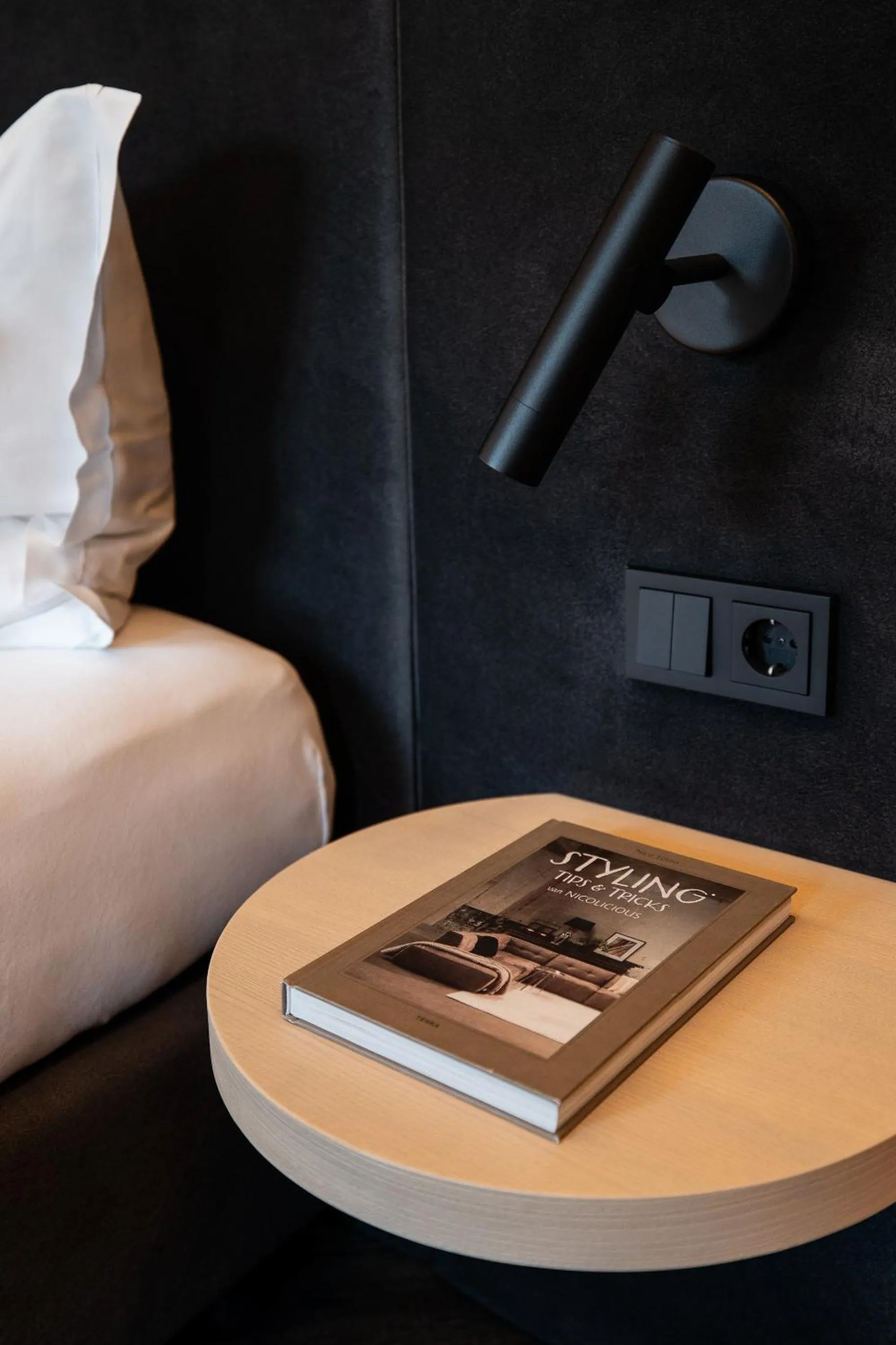 Bed in Schwarzer Adler - Concept Living