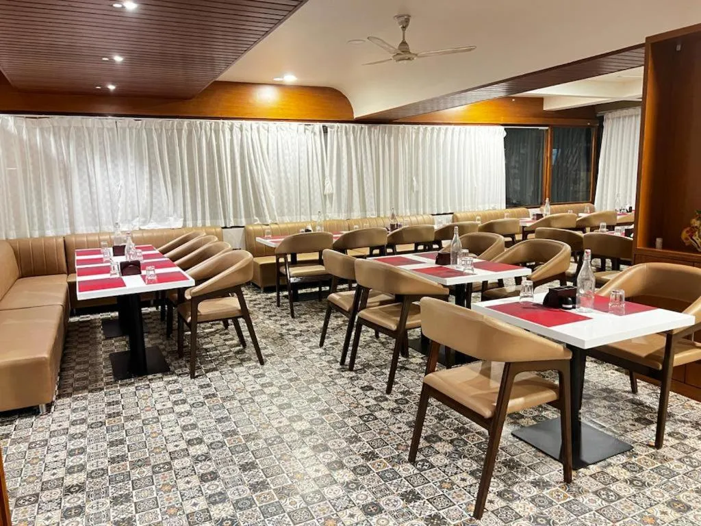 Restaurant/places to eat in Hotel Sapphire