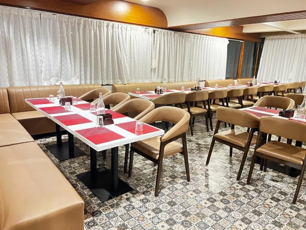 Restaurant/places to eat in Hotel Sapphire