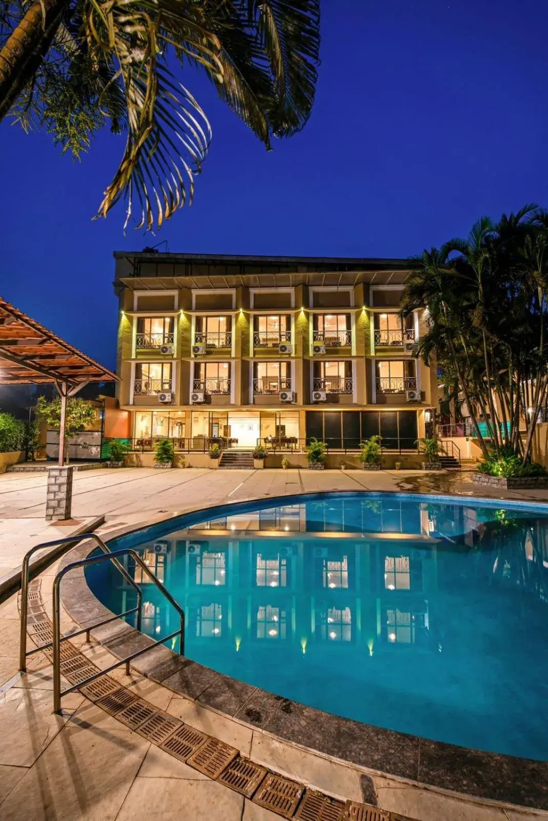 Pool view in Hotel Sapphire Pool view in Hotel Sapphire
