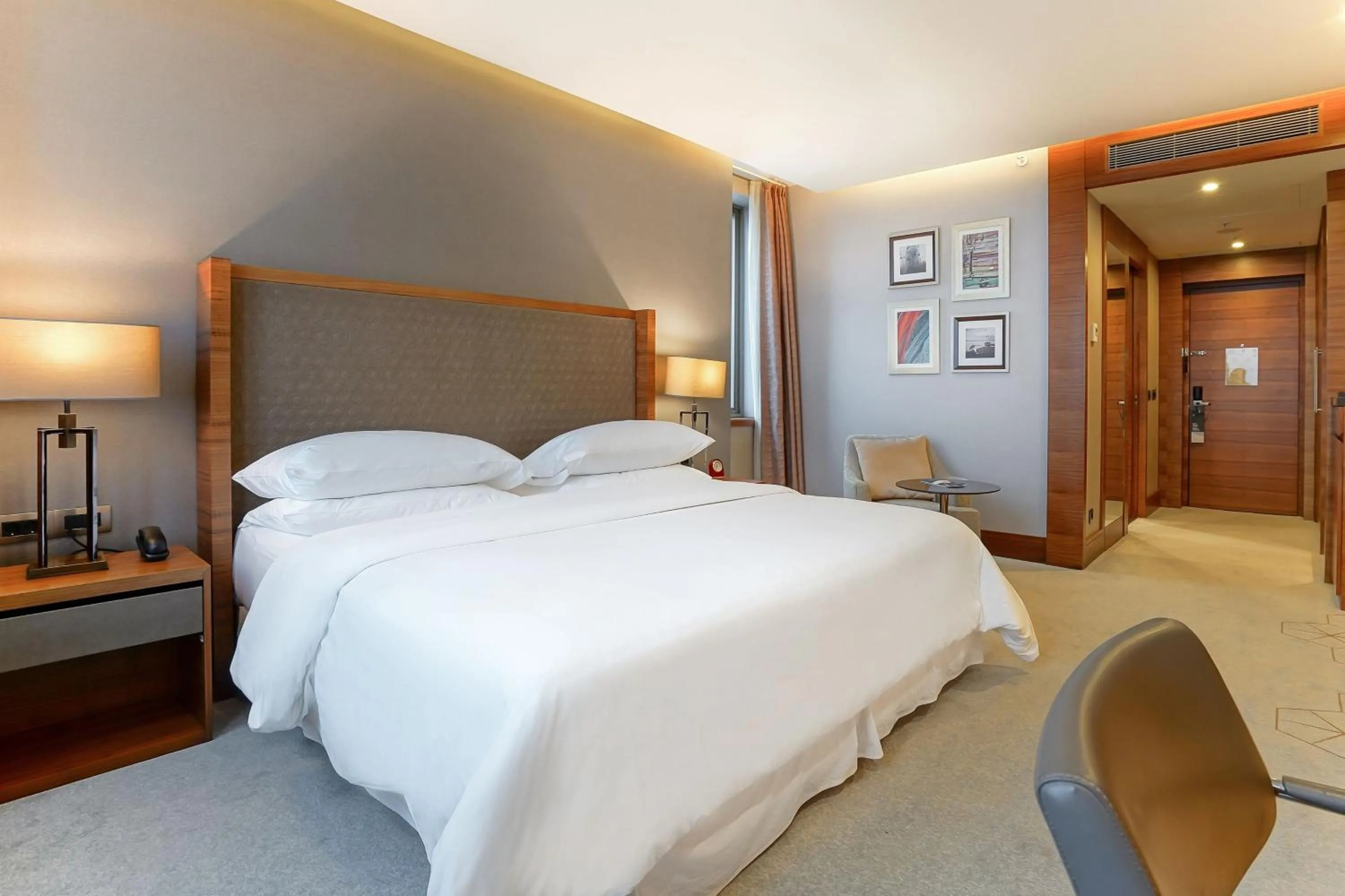 Photo of the whole room, Bed in Sheraton Grand Samsun Hotel