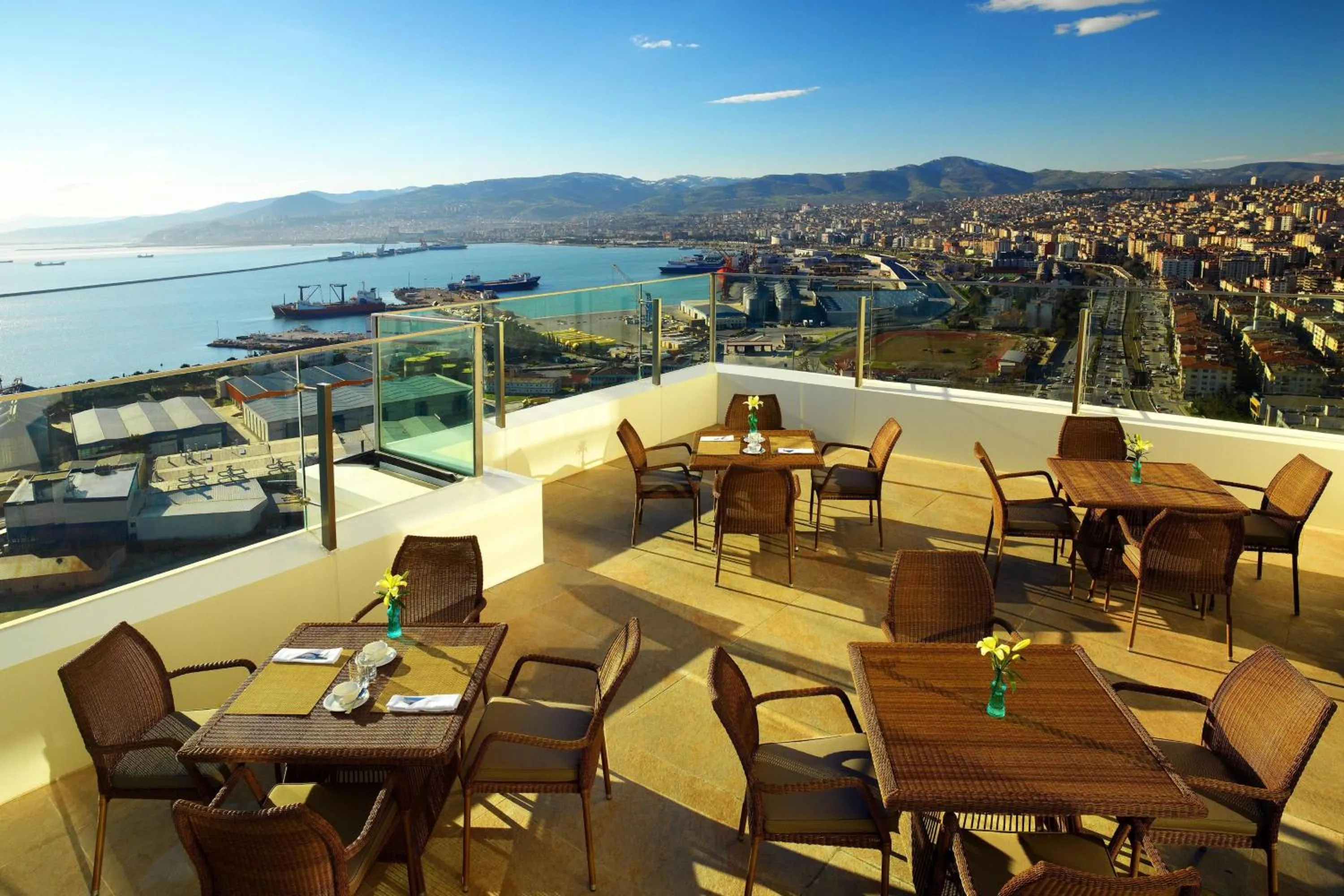 Lounge or bar in Sheraton Grand Samsun Hotel