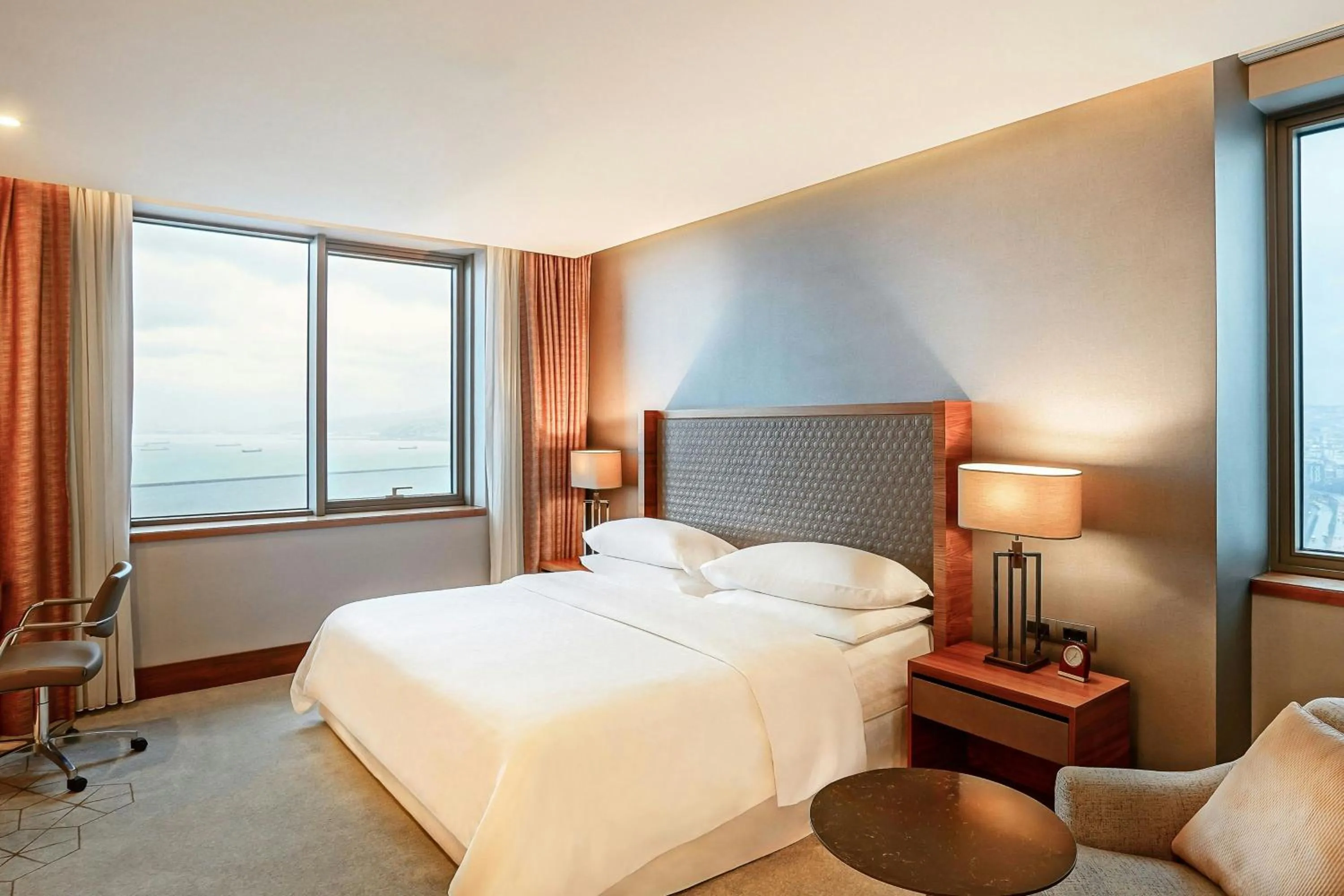 Photo of the whole room, Bed in Sheraton Grand Samsun Hotel