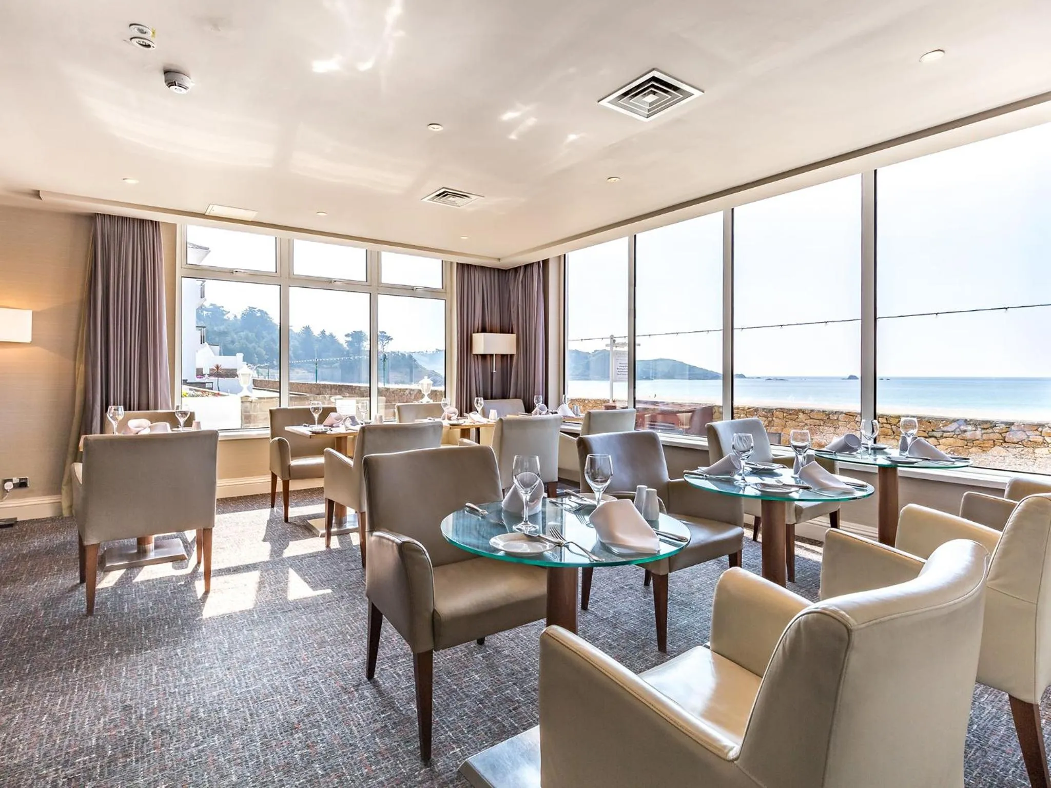 Restaurant/places to eat in L’Horizon Beach Hotel &amp; Spa